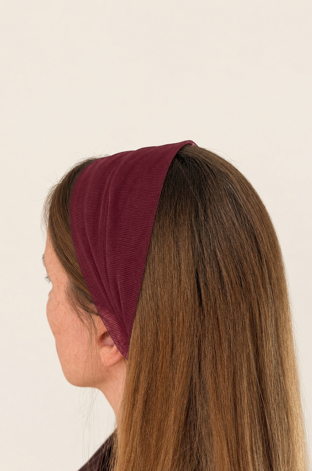 Esarfa din Tulle fara cordeluta, culoare Visiniu 68, pe cap