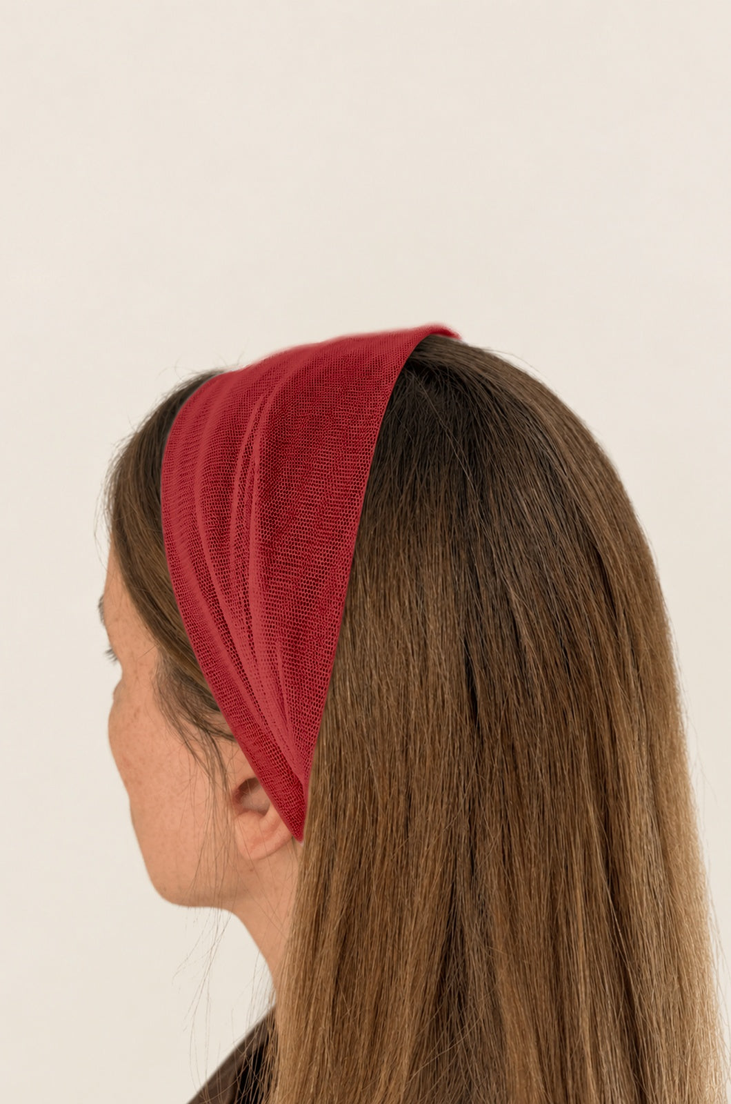 Esarfa din Tulle fara cordeluta, culoare Rosu 69, pe cap