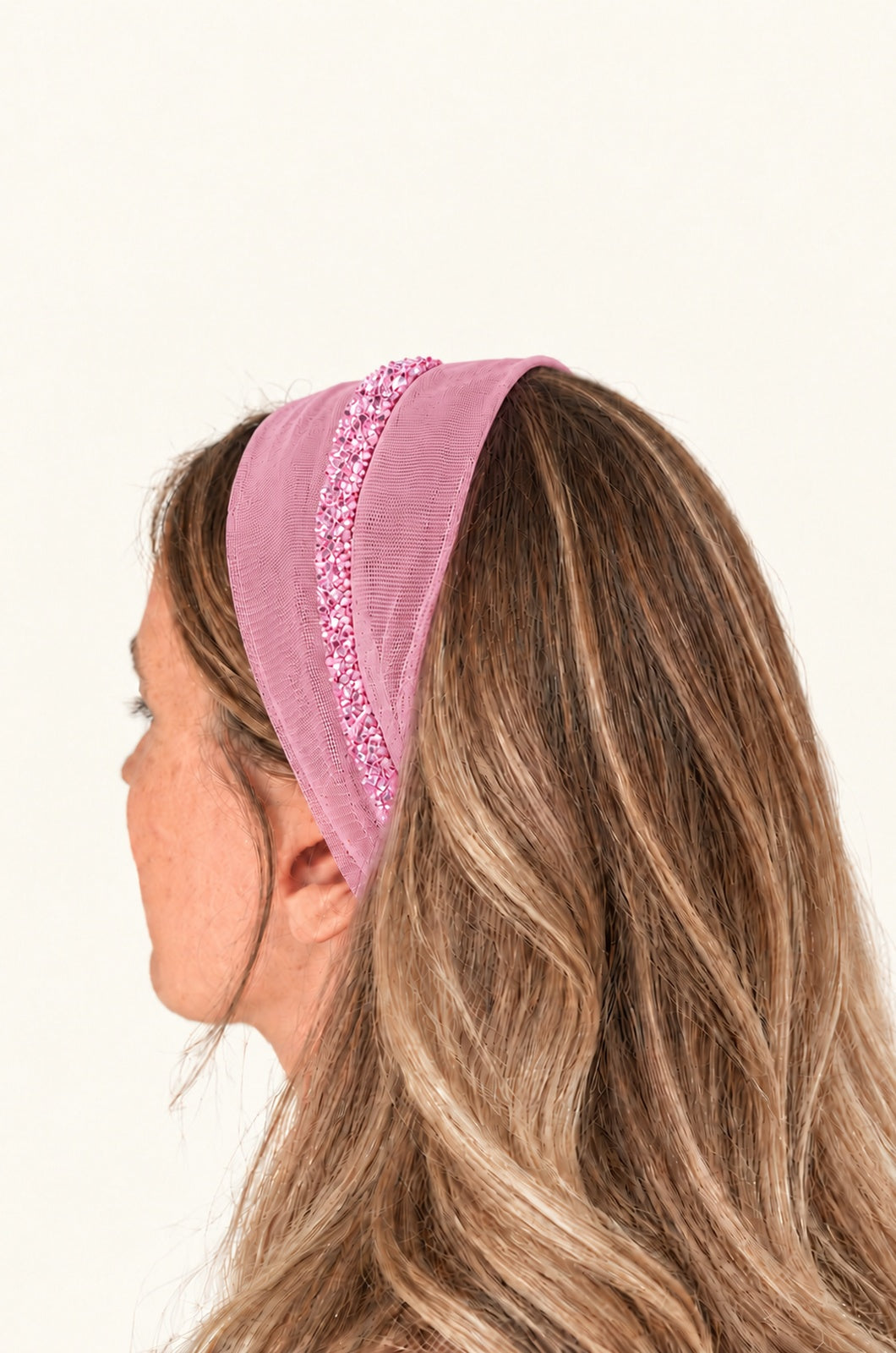 Esarfa din Tulle fara cordeluta cu sclipici, culoare Roz 70, sclipici roz cu argintiu, pe cap