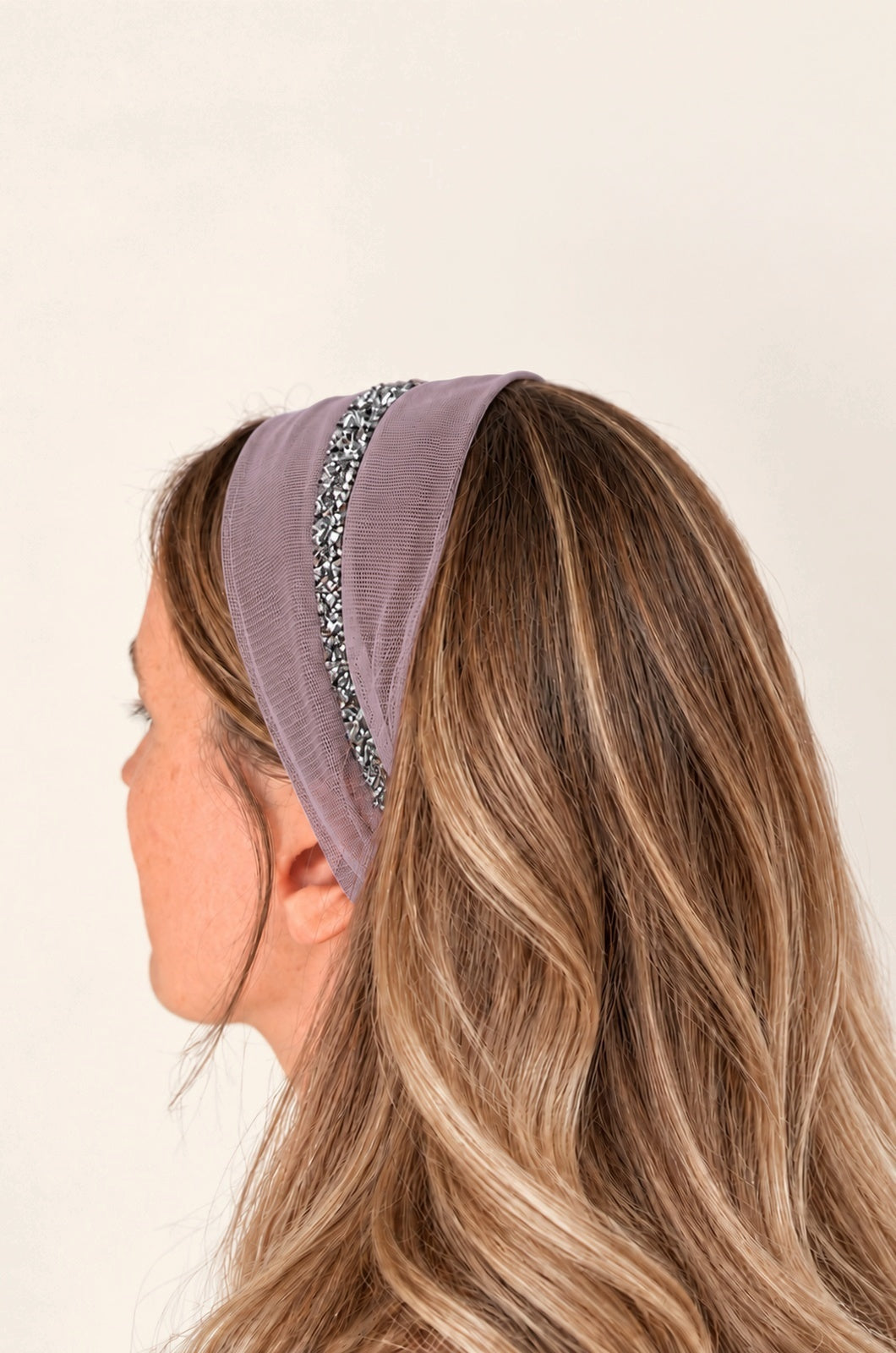 Esarfa din Tulle fara cordeluta cu sclipici, culoare Roz pudra 71, sclipici argintiu, pe cap
