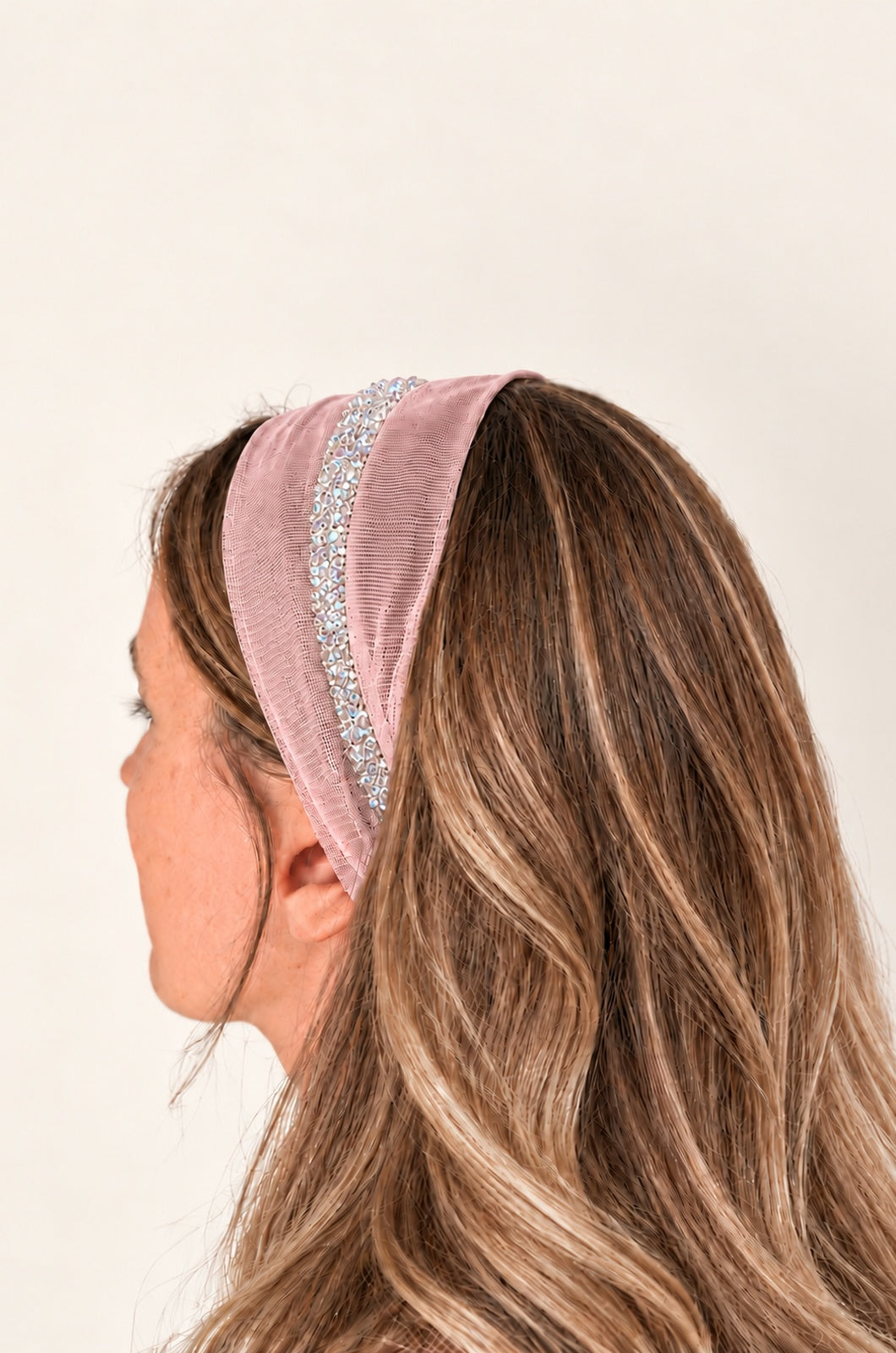 Esarfa din Tulle fara cordeluta cu sclipici, culoare Plamaniu 72, sclipici alb transparent, pe cap