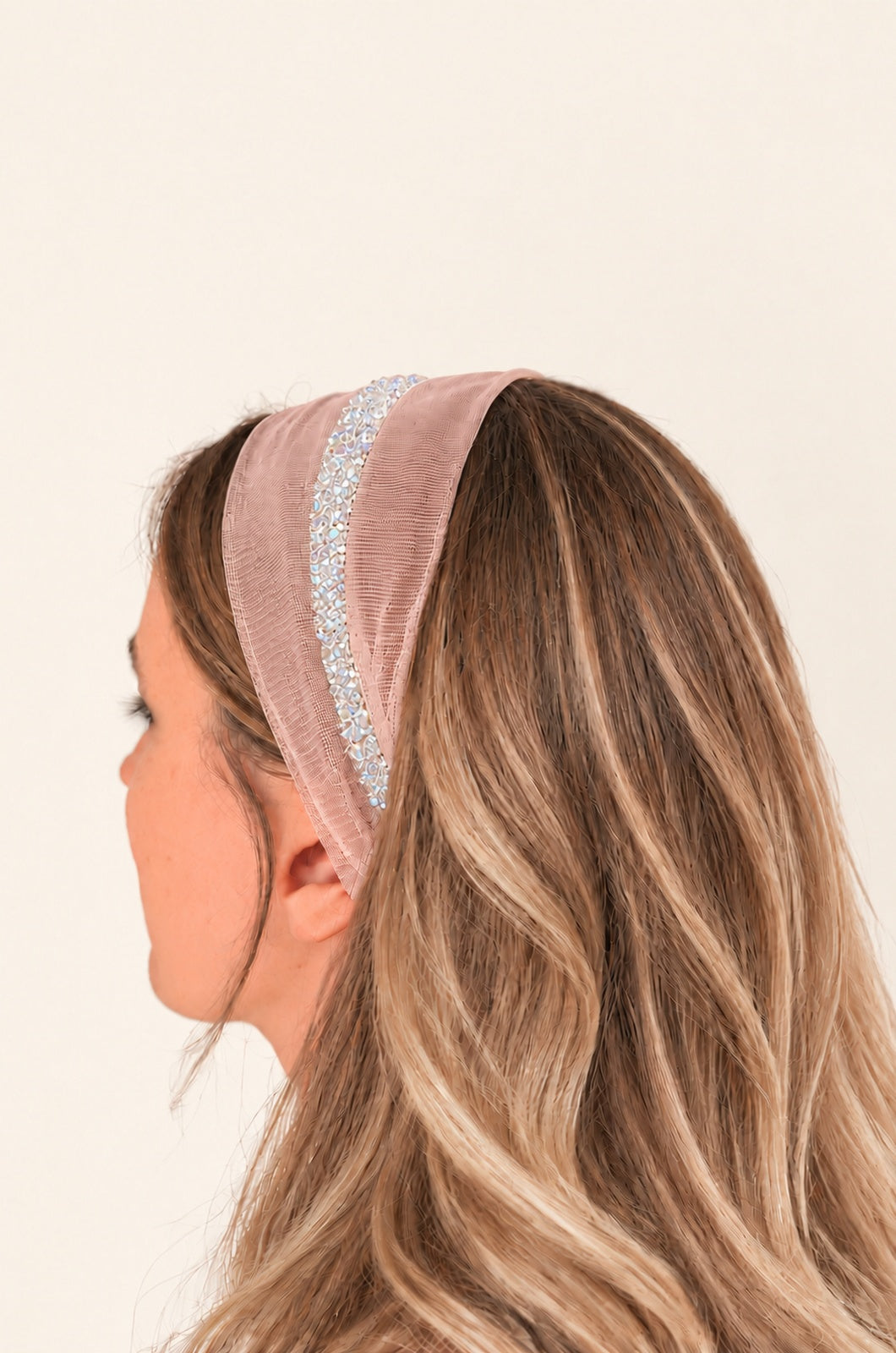 Esarfa din Tulle fara cordeluta cu sclipici, culoare Piersica 73, sclipici alb transparent, pe cap