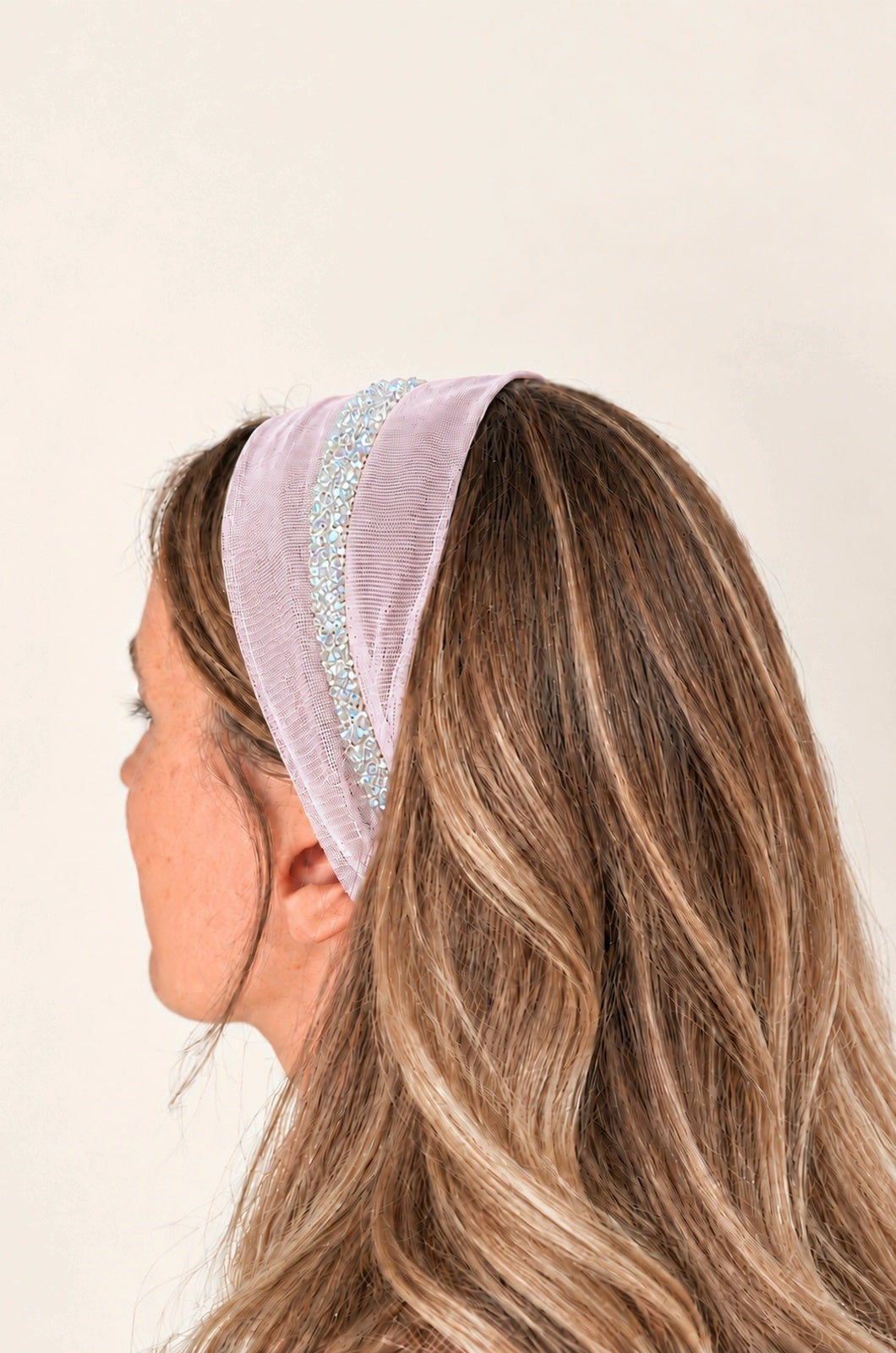 Esarfa din Tulle fara cordeluta cu sclipici, culoare Roz deschis 74, sclipici alb transparent, pe cap