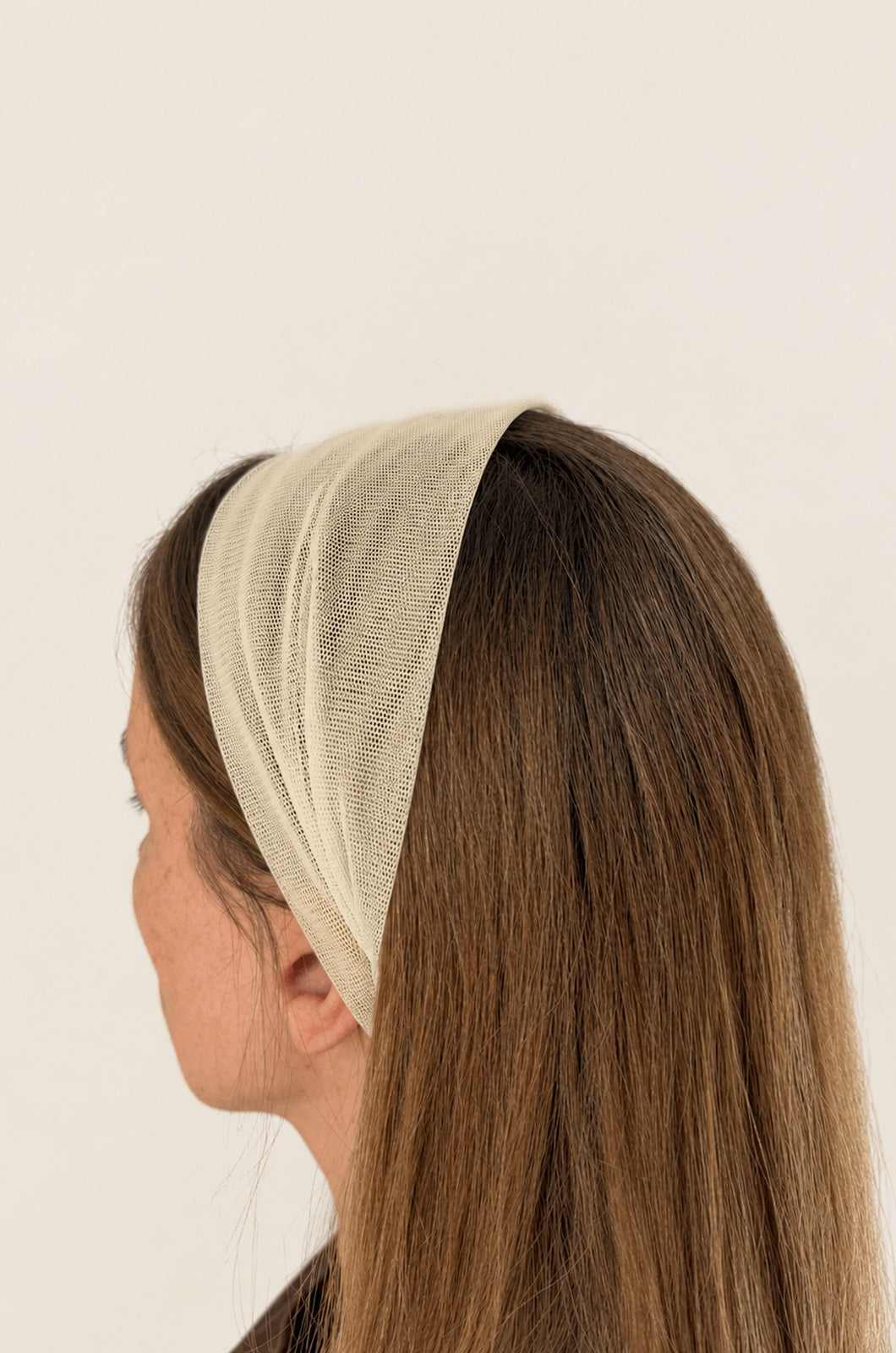 Esarfa din Tulle fara cordeluta, culoare Crem deschis 76, pe cap