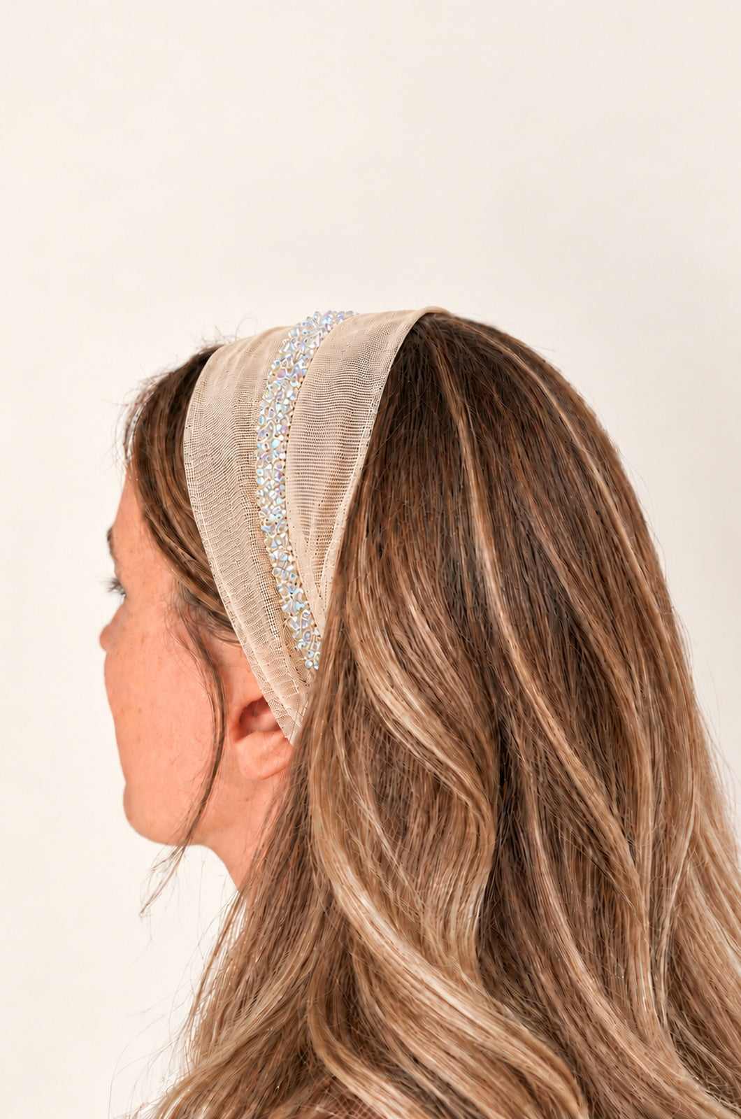 Esarfa din Tulle fara cordeluta cu sclipici, culoare Crem deschis 76, sclipici alb transparent, pe cap