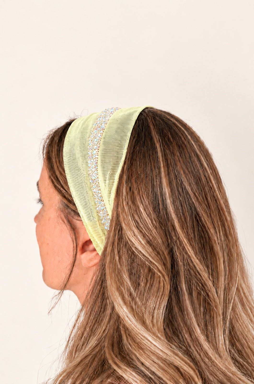 Esarfa din Tulle fara cordeluta cu sclipici, culoare Galben Pai 77, sclipici alb transparent, pe cap