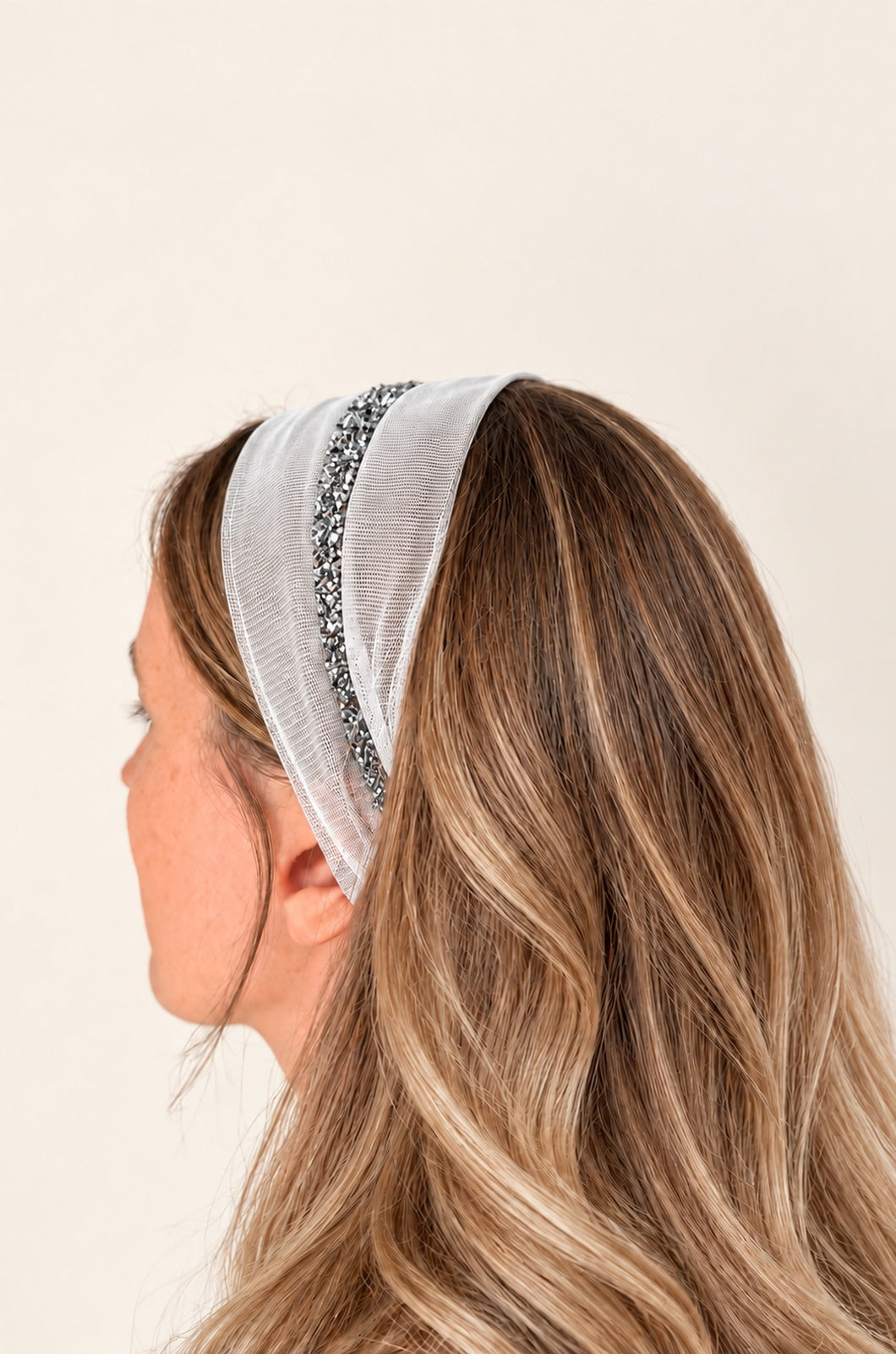 Esarfa din Tulle fara cordeluta cu sclipici, culoare Alb 78, sclipici argintiu, pe cap