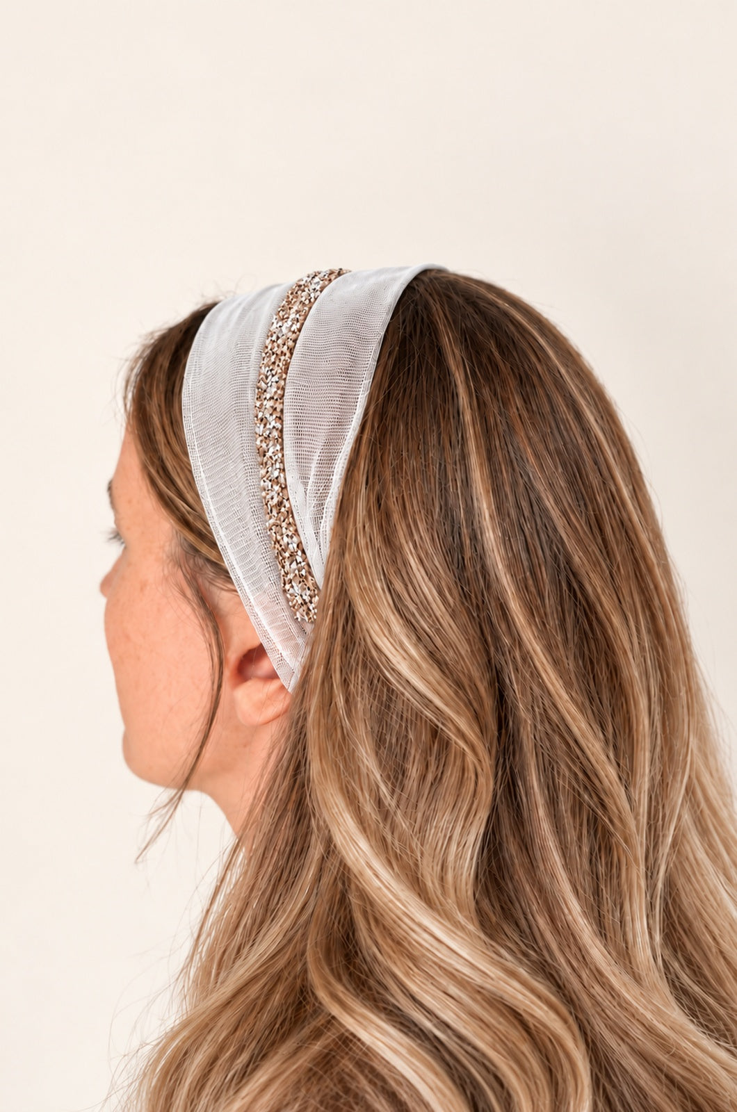 Esarfa din Tulle fara cordeluta cu sclipici, culoare Alb 78, sclipici crem, pe cap