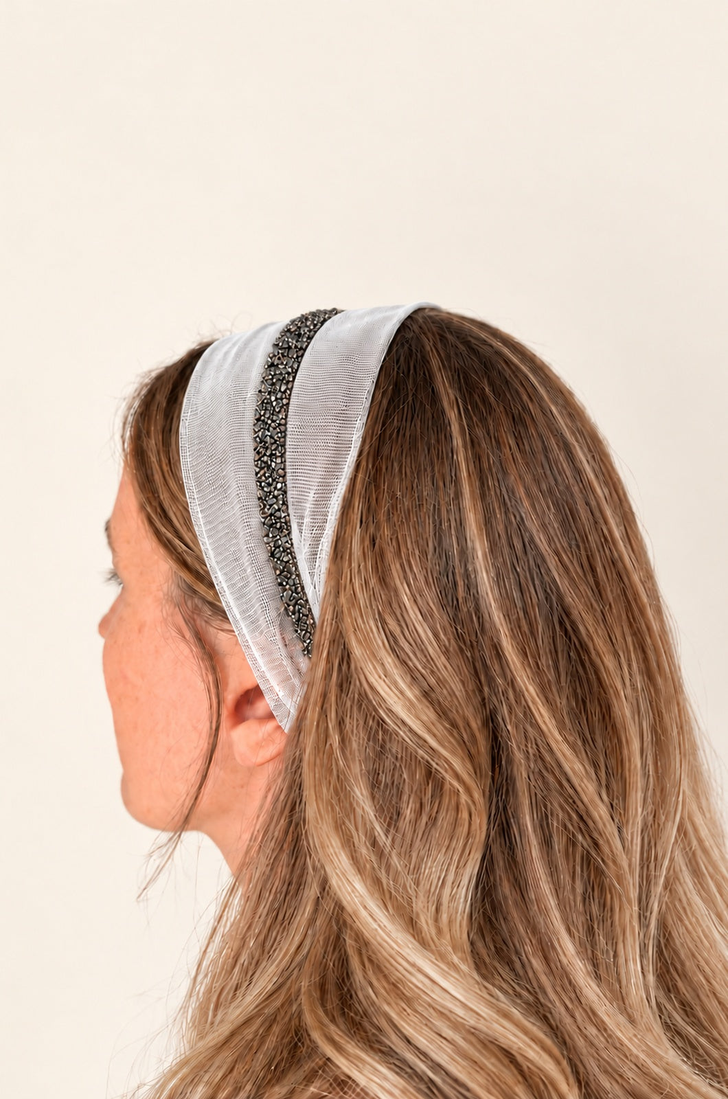 Esarfa din Tulle fara cordeluta cu sclipici, culoare Alb 78, sclipici gri, pe cap