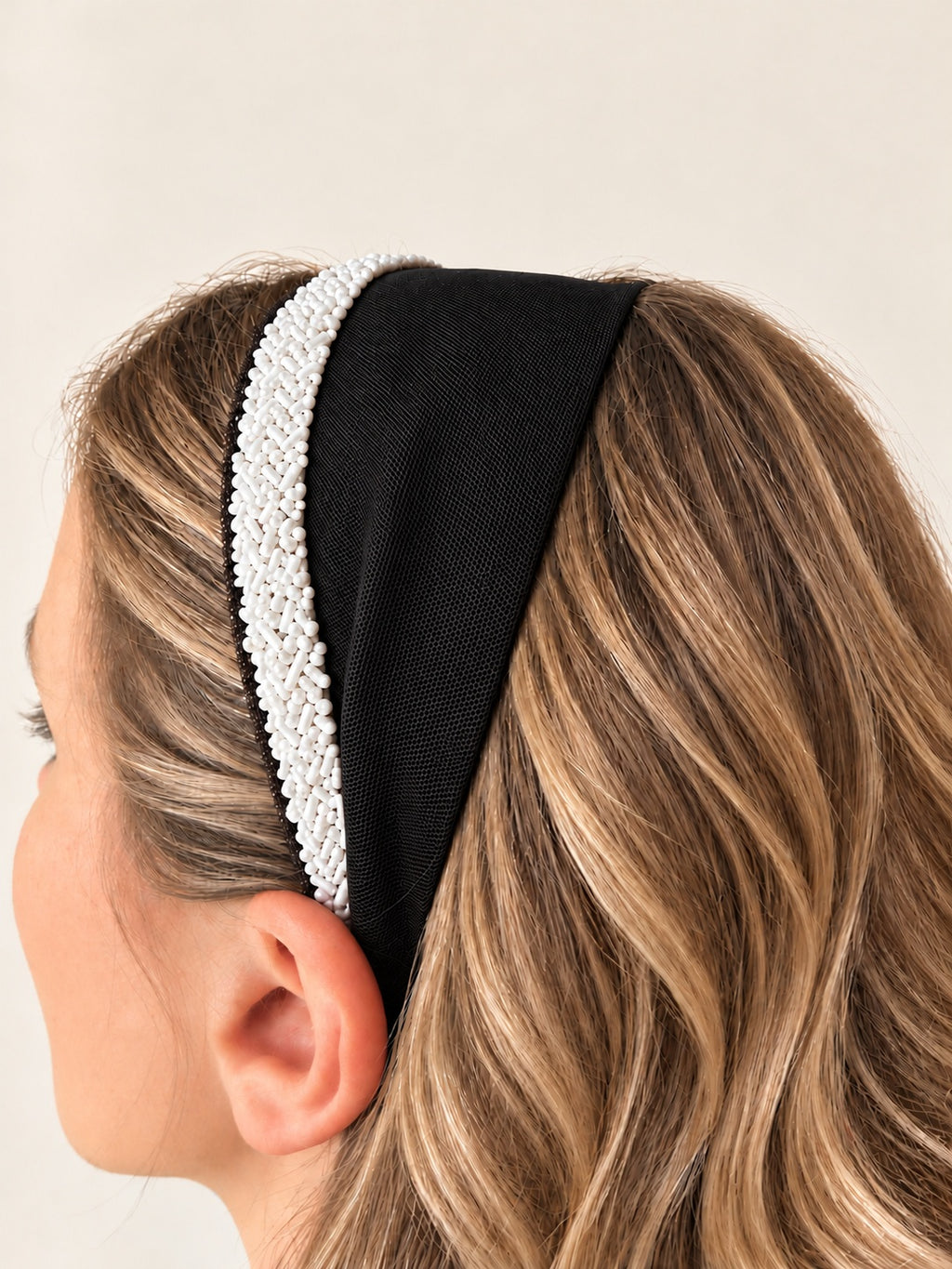 Cordeluta in fata Tulle cu margele, culoare negru 50, margele albe, pe cap