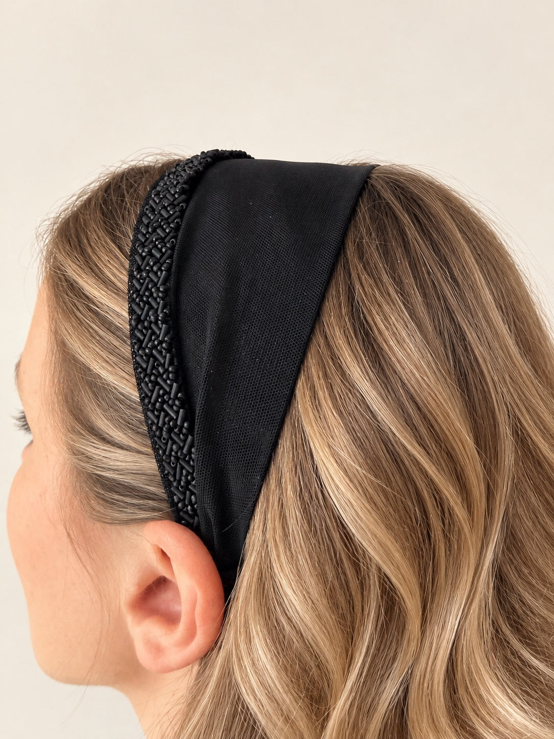 Cordeluta in fata Tulle cu margele, culoare negru 50, margele negre, pe cap