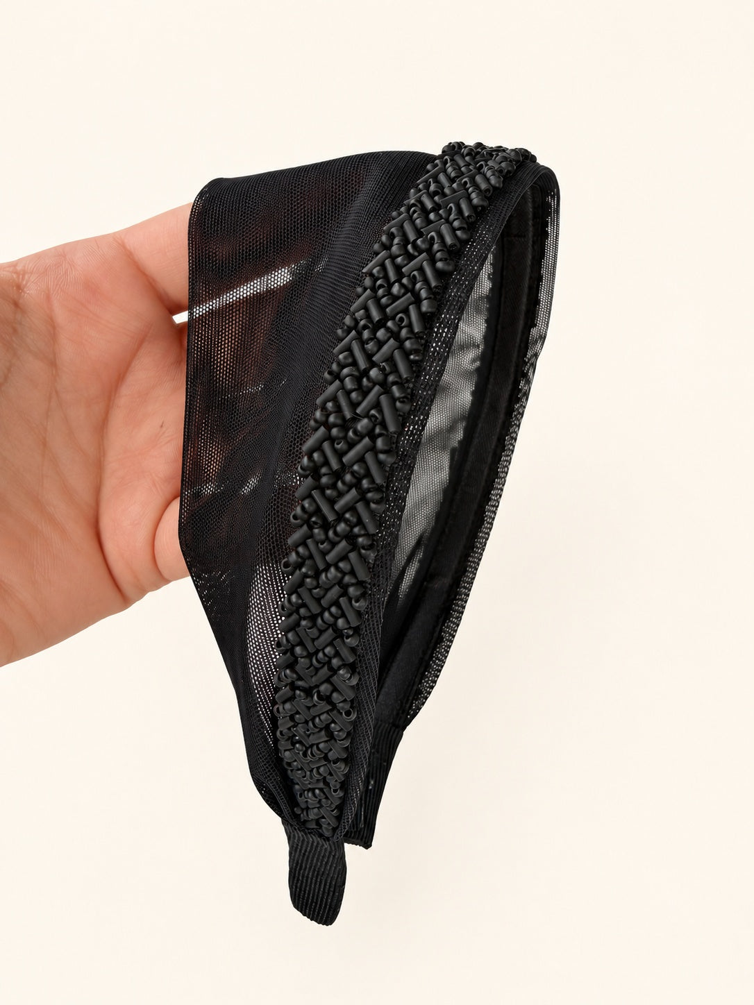 Cordeluta in fata Tulle cu margele, culoare negru 50, margele negre, pe suprafață