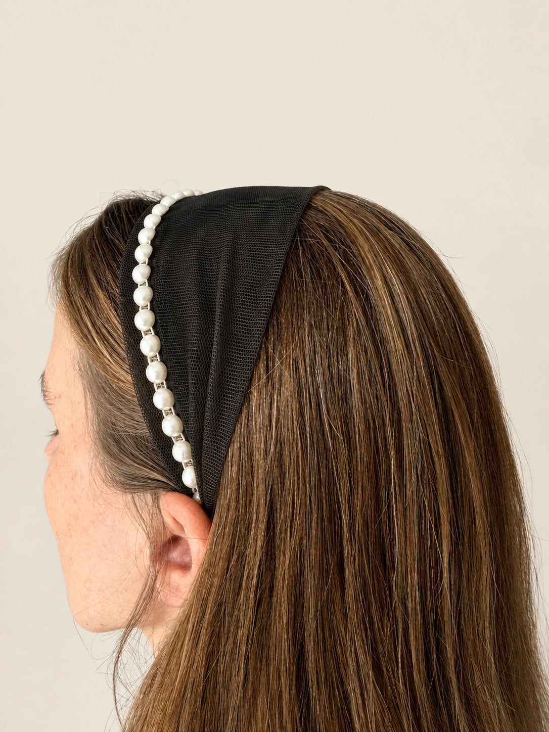 Cordeluta in fata Tulle cu perle, culoare negru 50, perle albe, pe cap