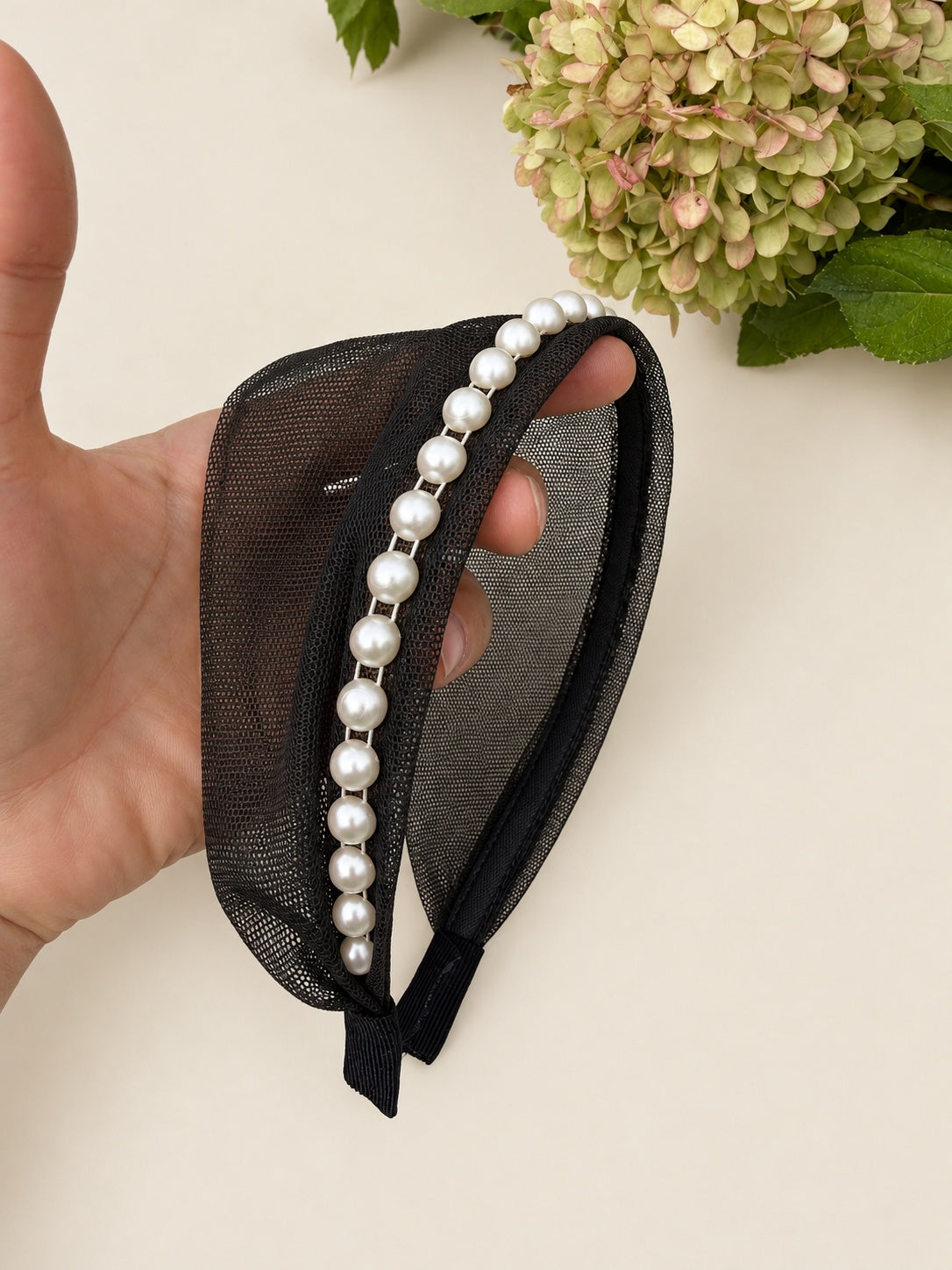 Cordeluta in fata Tulle cu perle, culoare negru 50, perle albe, pe suprafață