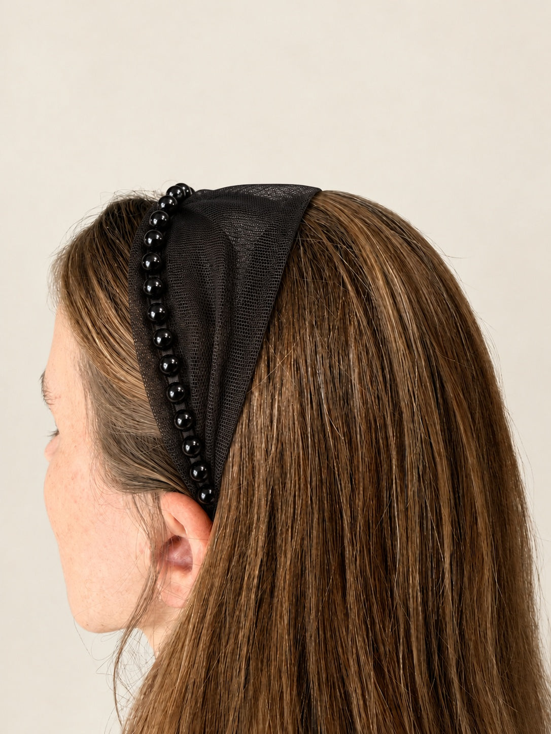 Cordeluta in fata Tulle cu perle, culoare negru 50, perle negre, pe cap
