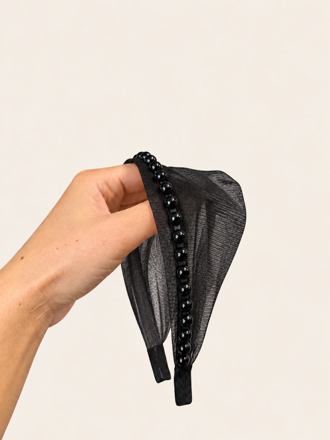 Cordeluta in fata Tulle cu perle, culoare negru 50, perle negre, pe suprafață