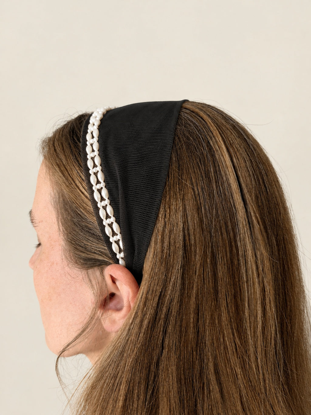 Cordeluta in fata Tulle cu perle, culoare negru 50, perle duble albe, pe cap