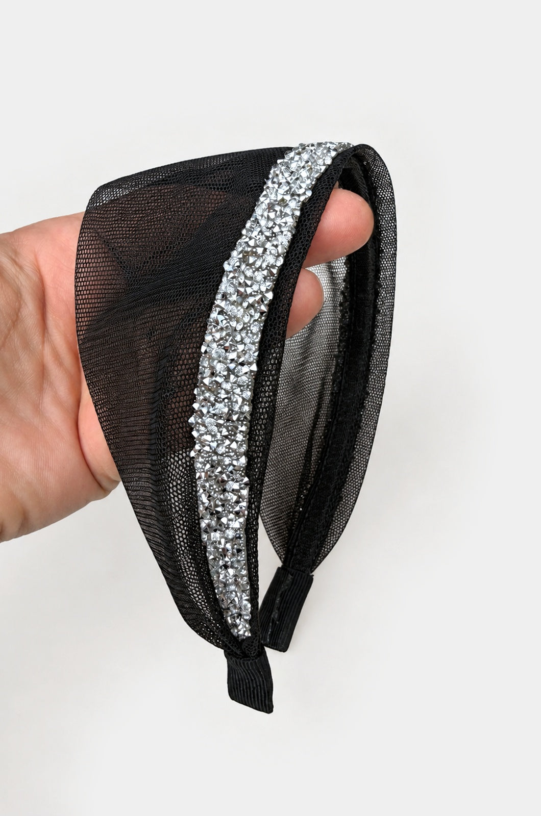 Cordeluta in fata Tulle cu sclipici, culoare negru 50, sclipici argintiu, pe suprafață