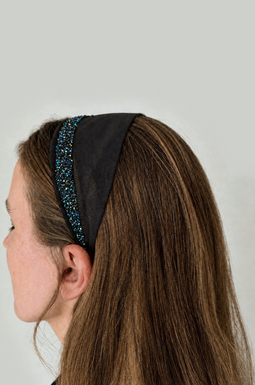 Cordeluta in fata Tulle cu sclipici, culoare negru 50, sclipici bleumarin, pe cap