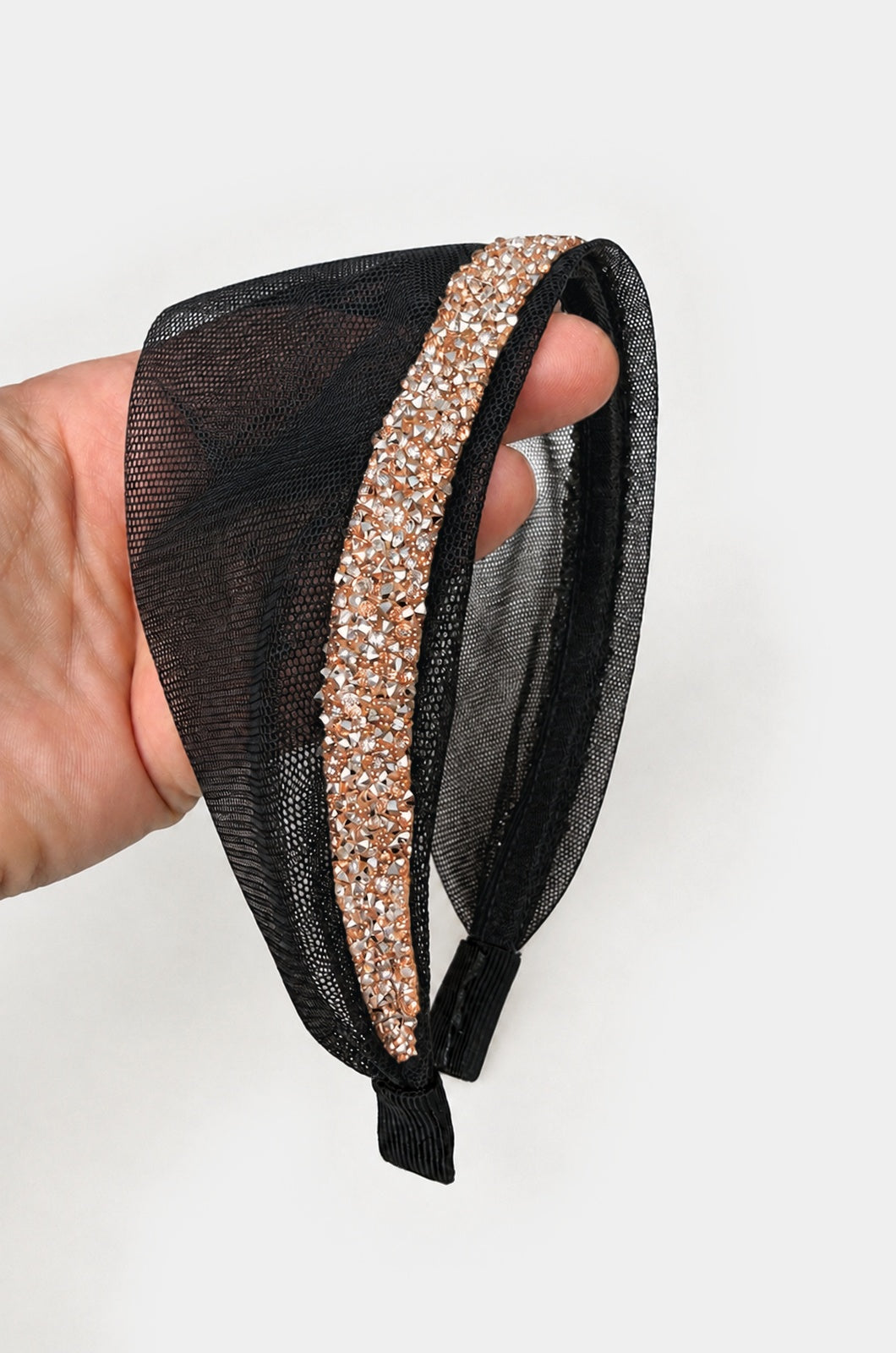 Cordeluta in fata Tulle cu sclipici, culoare negru 50, sclipici crem, pe suprafață