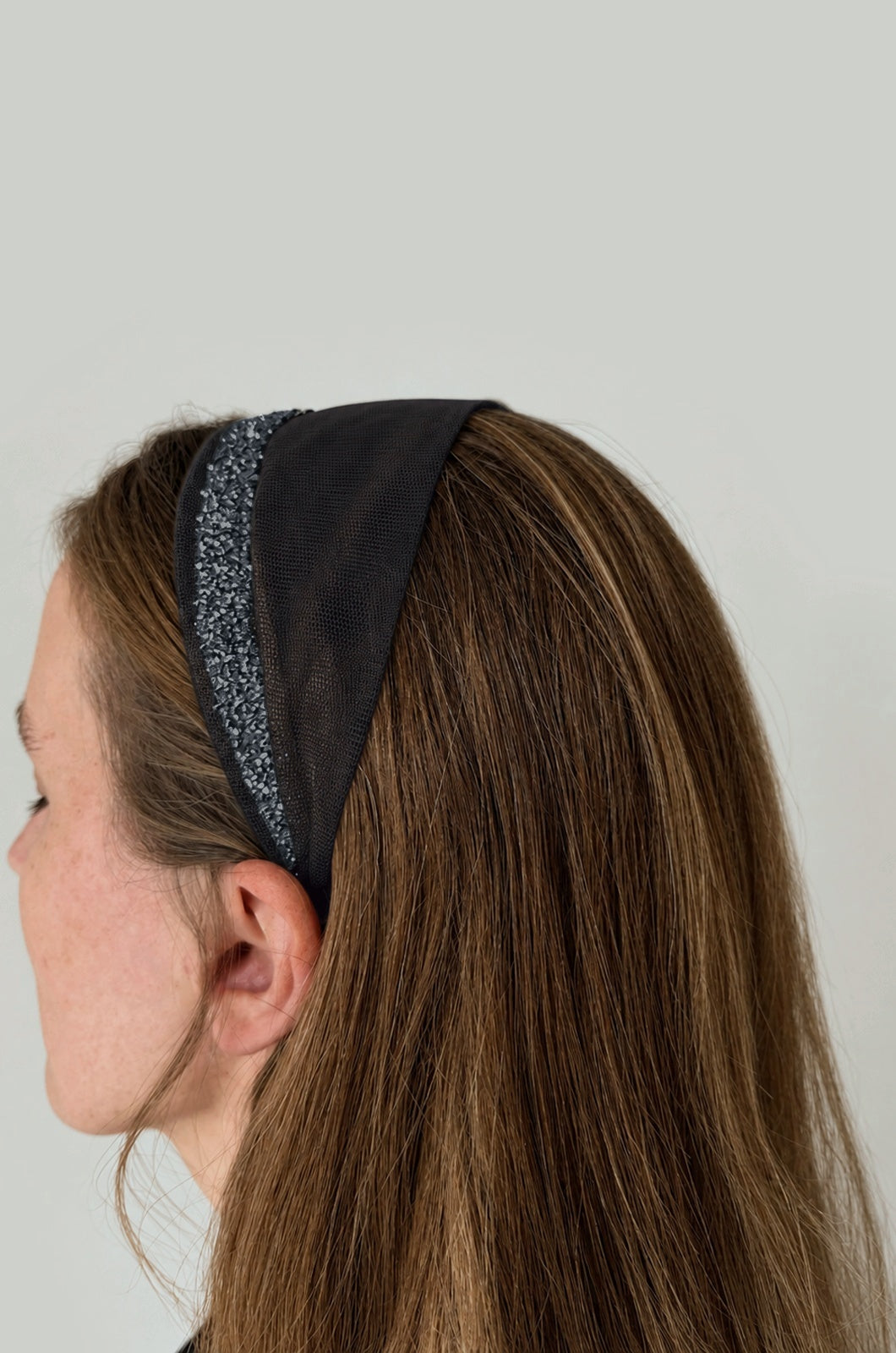 Cordeluta in fata Tulle cu sclipici, culoare negru 50, sclipici gri, pe cap