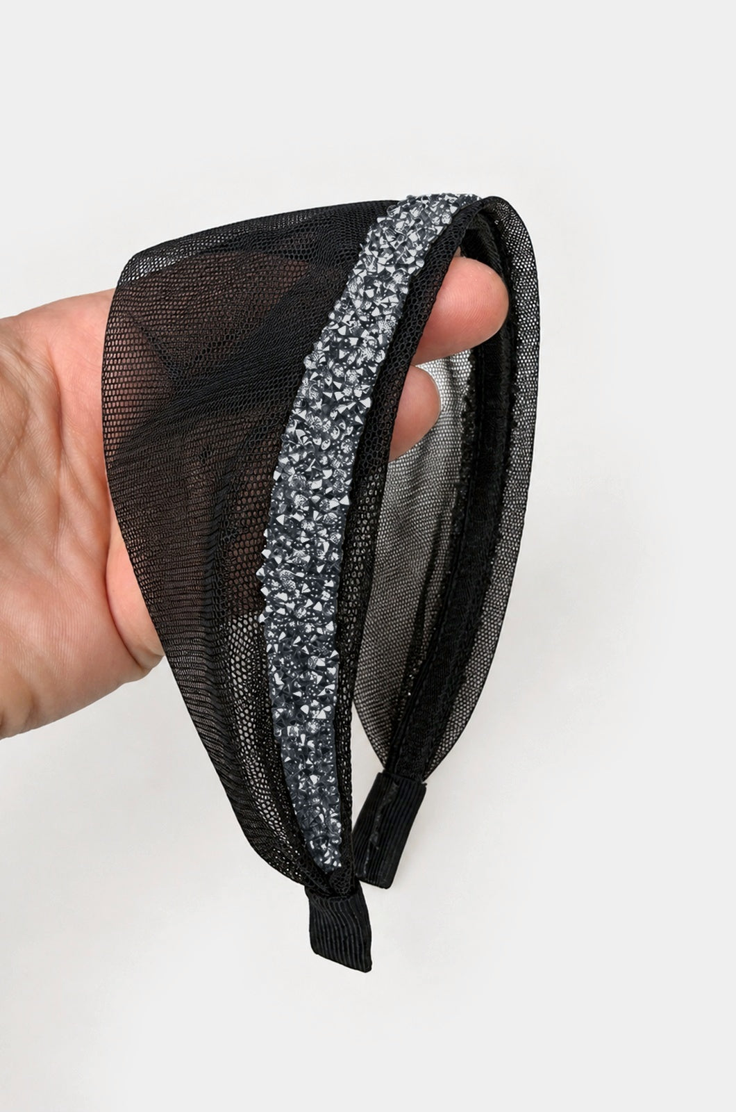 Cordeluta in fata Tulle cu sclipici, culoare negru 50, sclipici gri, pe suprafață