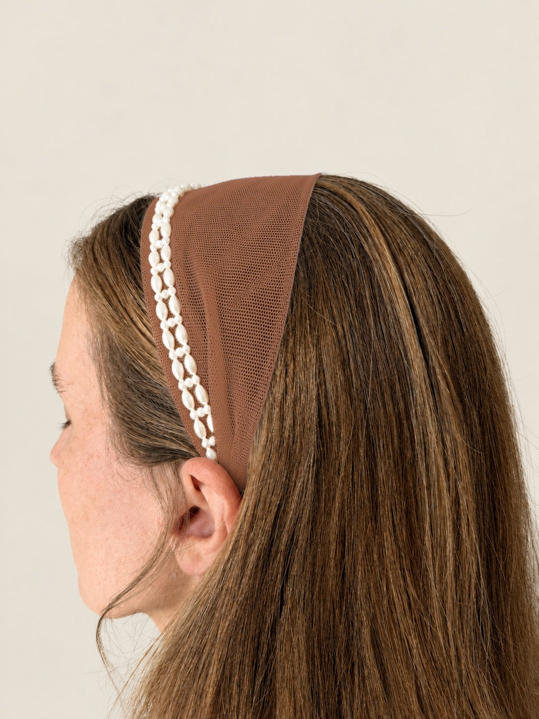 Cordeluta in fata Tulle cu perle, culoare carmaziu 52, perle duble albe, pe cap