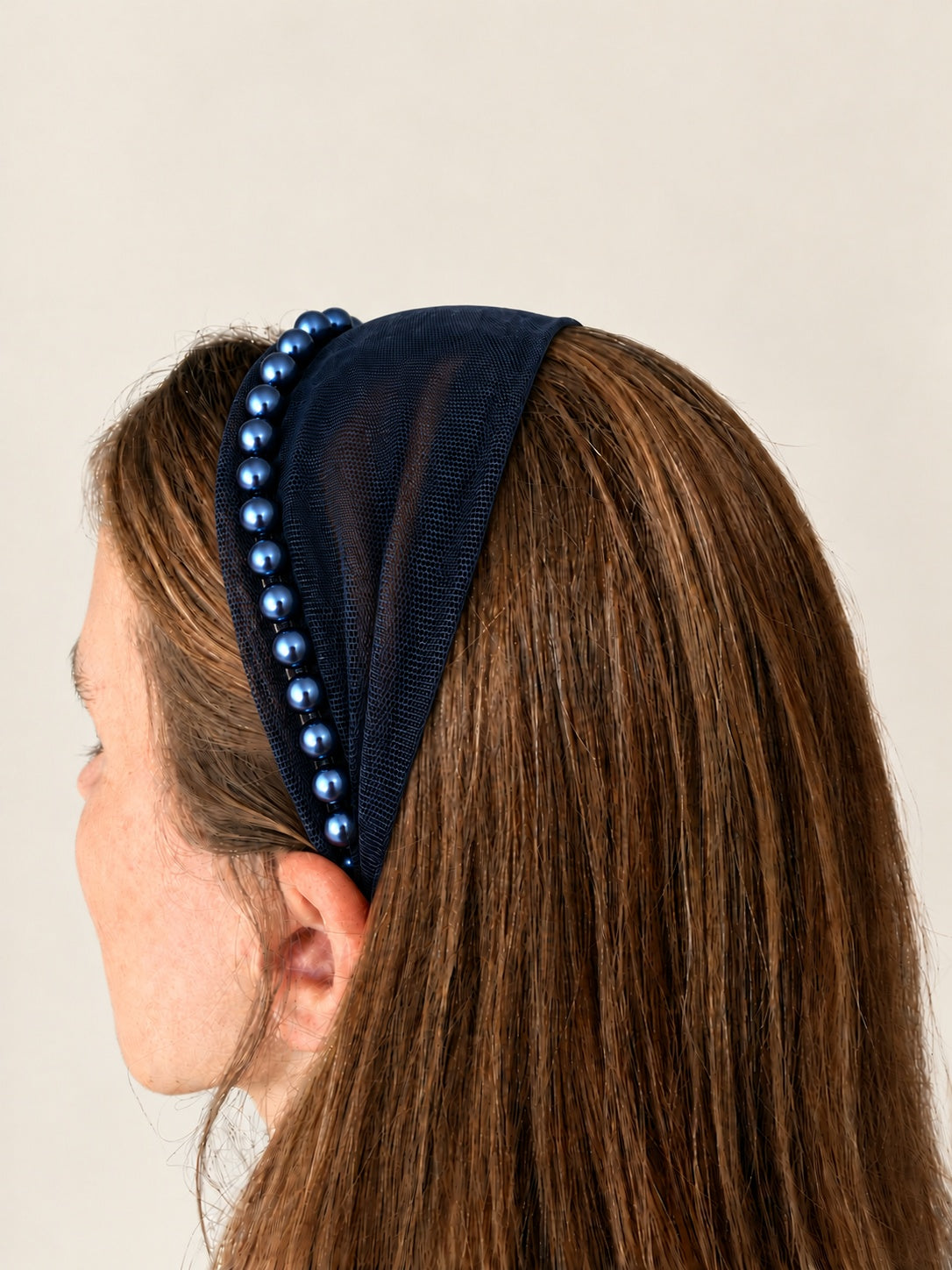 Cordeluta in fata Tulle cu perle, culoare blumarin 55, perle bleumarin, pe cap