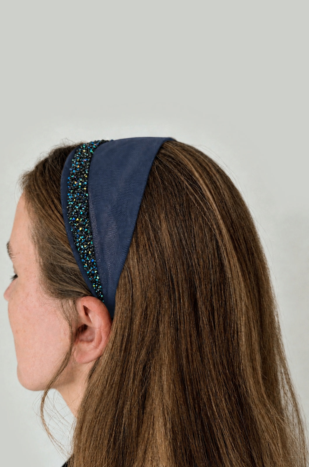Cordeluta in fata Tulle cu sclipici, culoare blumarin 55, sclipici bleumarin, pe cap