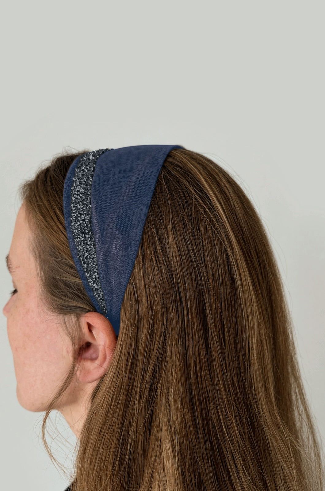 Cordeluta in fata Tulle cu sclipici, culoare blumarin 55, sclipici gri, pe cap