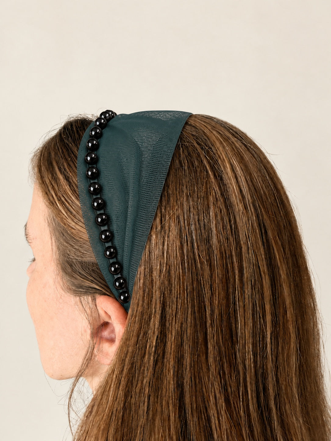 Cordeluta in fata Tulle cu perle, culoare Verde 58, perle negre, pe cap
