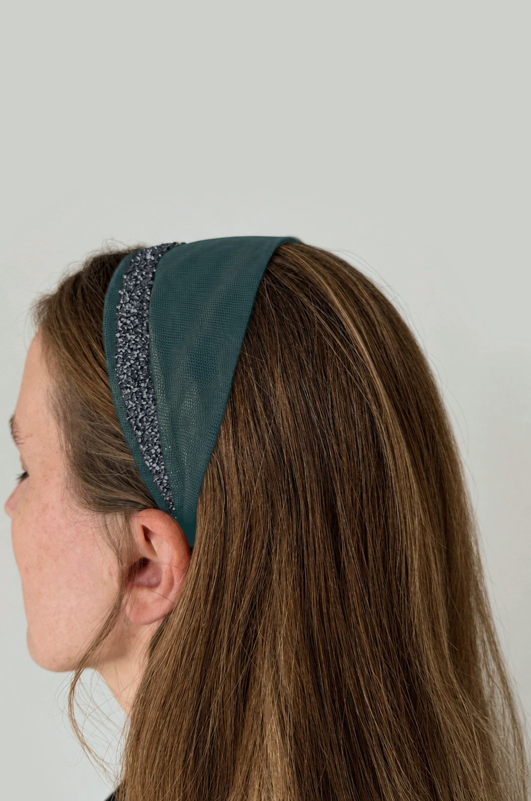 Cordeluta in fata Tulle cu sclipici, culoare Verde 58, sclipici gri, pe cap