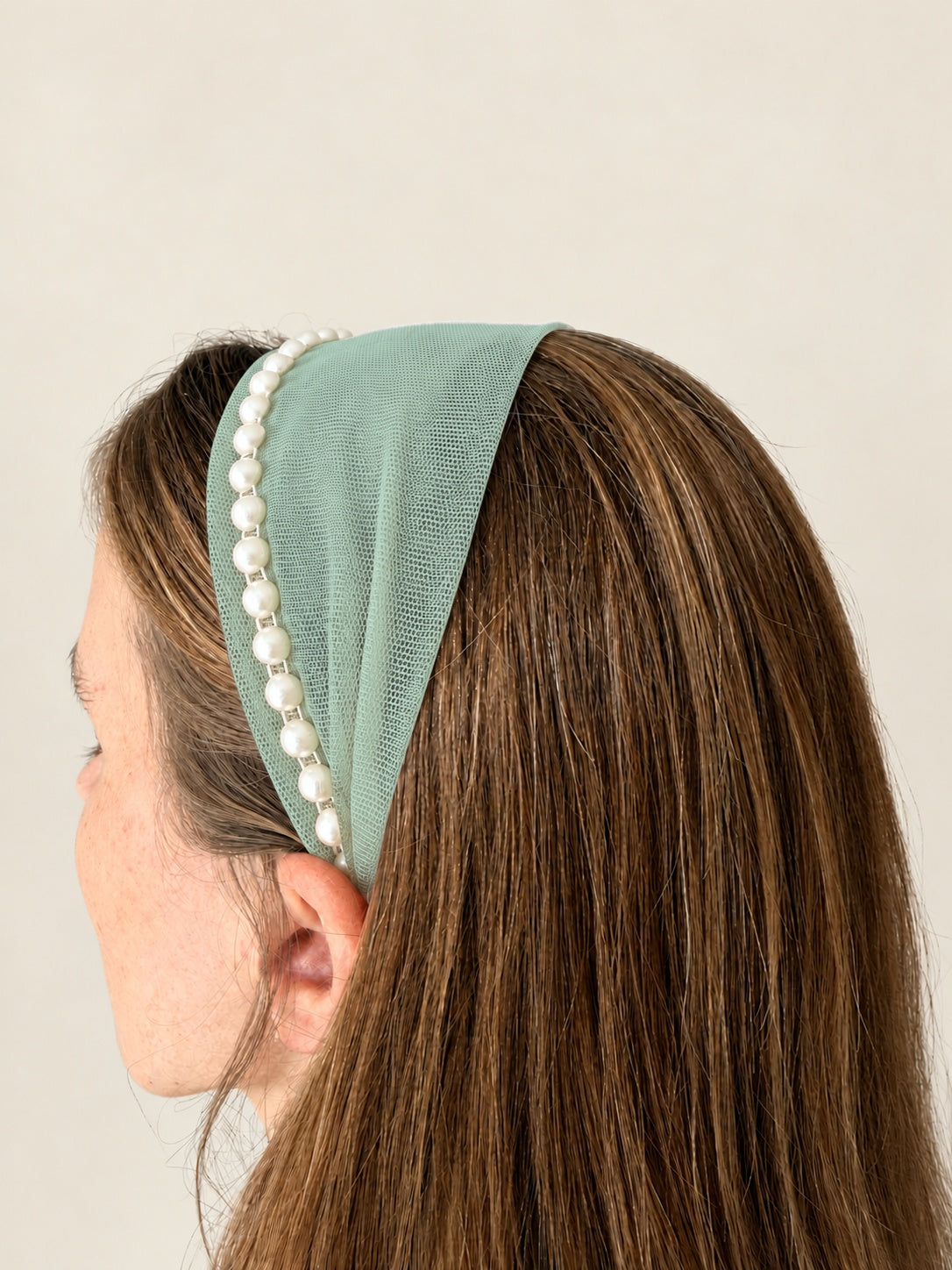 Cordeluta in fata Tulle cu perle, culoare Menta 60, perle albe, pe cap