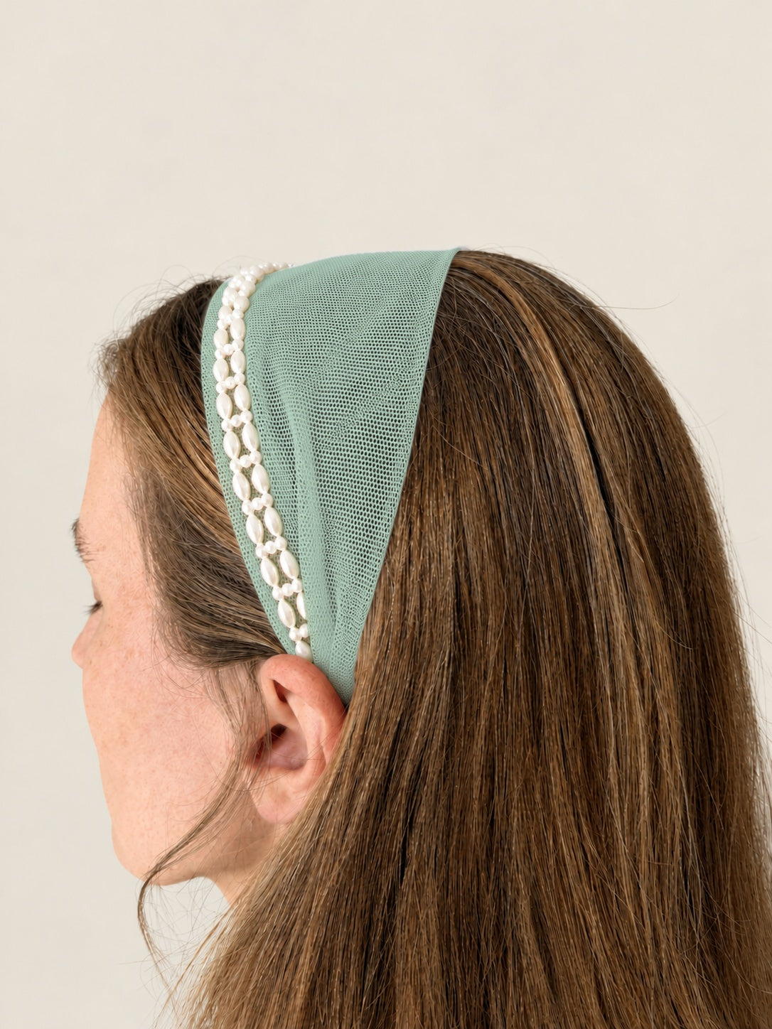 Cordeluta in fata Tulle cu perle, culoare Menta 60, perle duble albe, pe cap