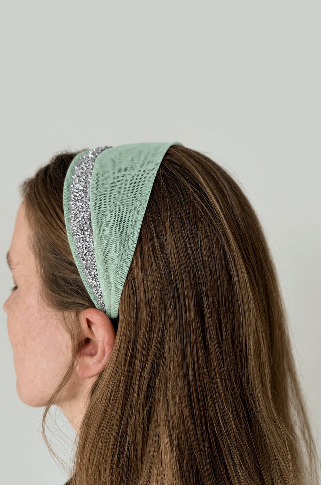 Cordeluta in fata Tulle cu sclipici, culoare Menta 60, sclipici argintiu, pe cap