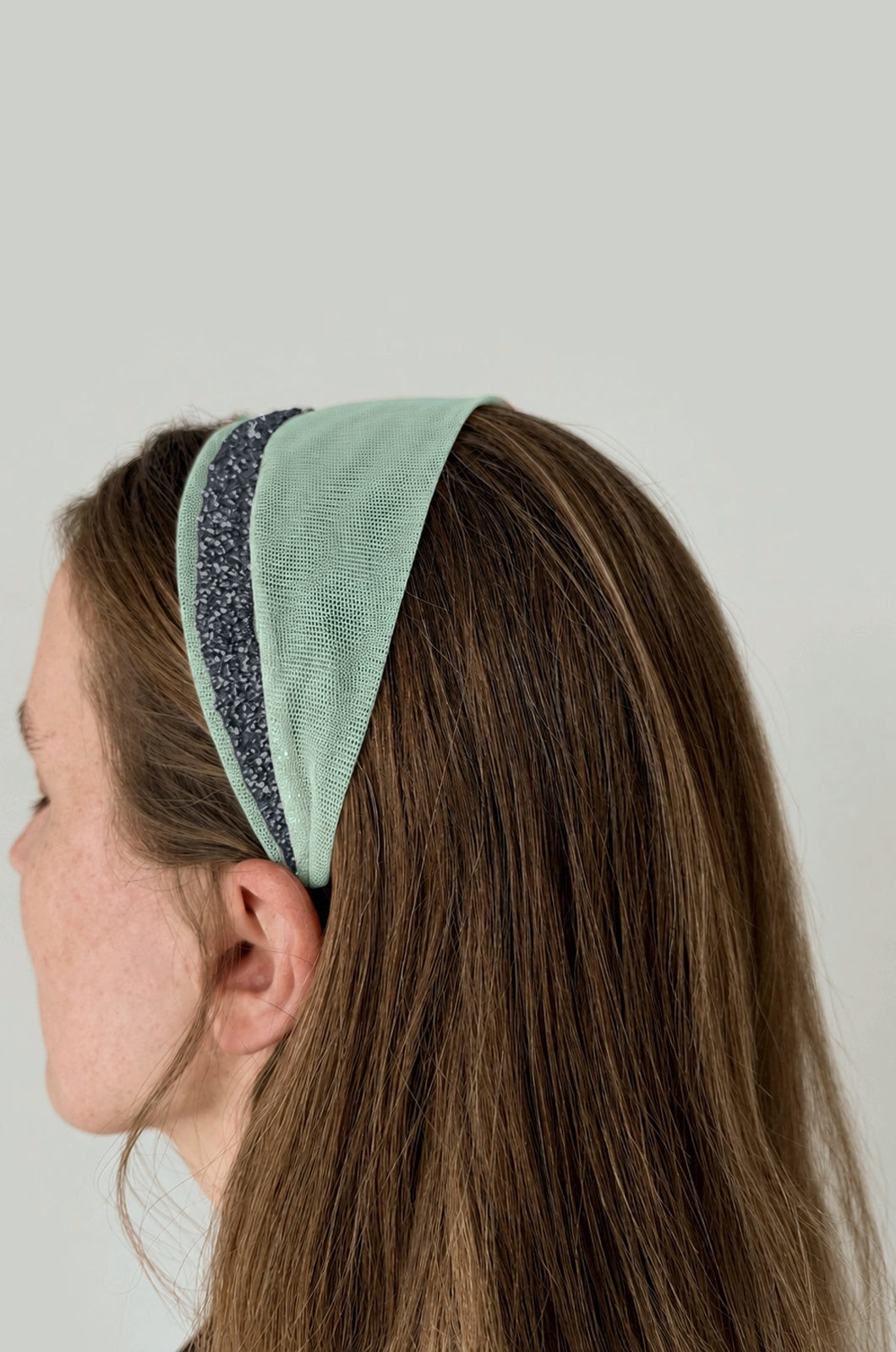 Cordeluta in fata Tulle cu sclipici, culoare Menta 60, sclipici gri, pe cap
