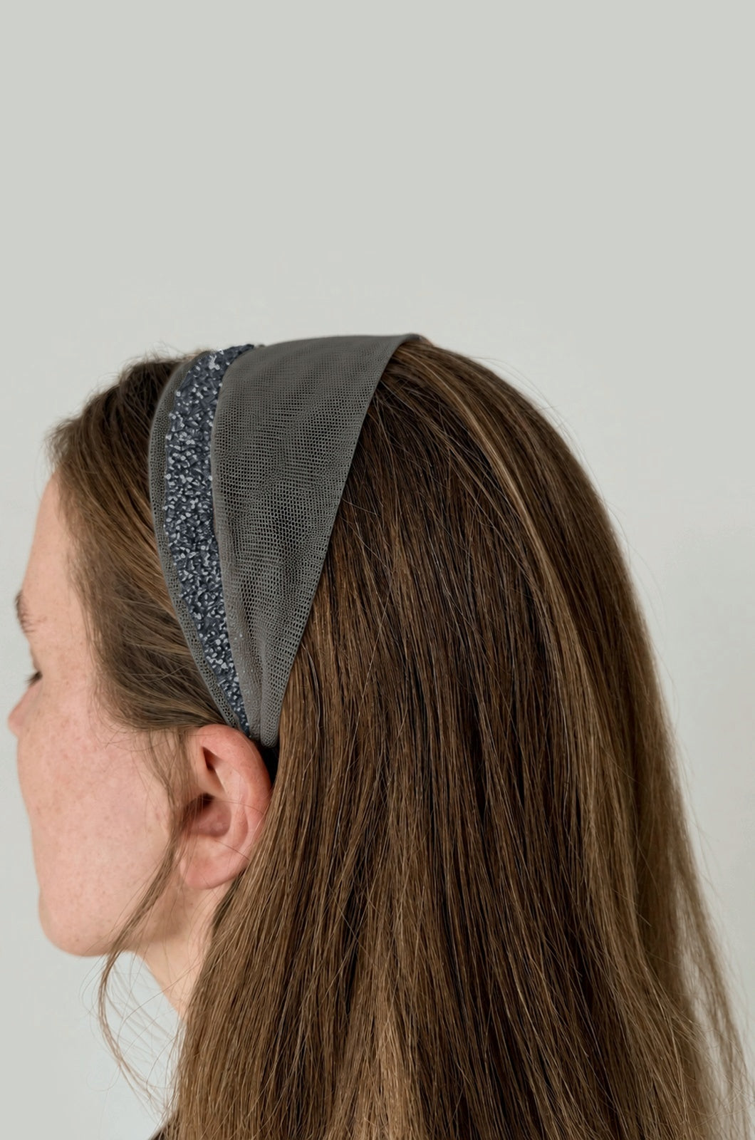 Cordeluta in fata Tulle cu sclipici, culoare Gri 61, sclipici gri, pe cap