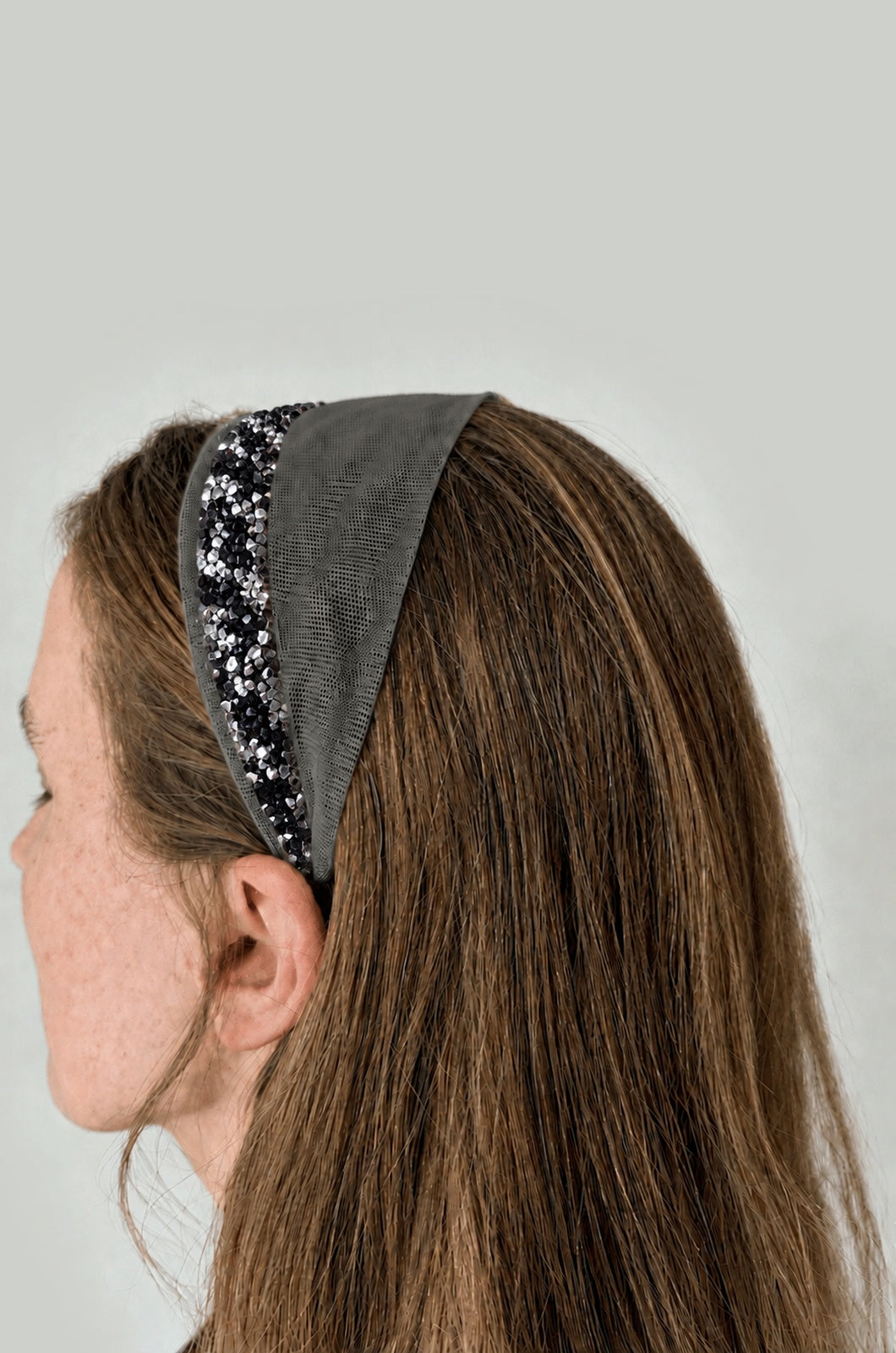 Cordeluta in fata Tulle cu sclipici, culoare Gri 61, sclipici negru cu argintiu, pe cap