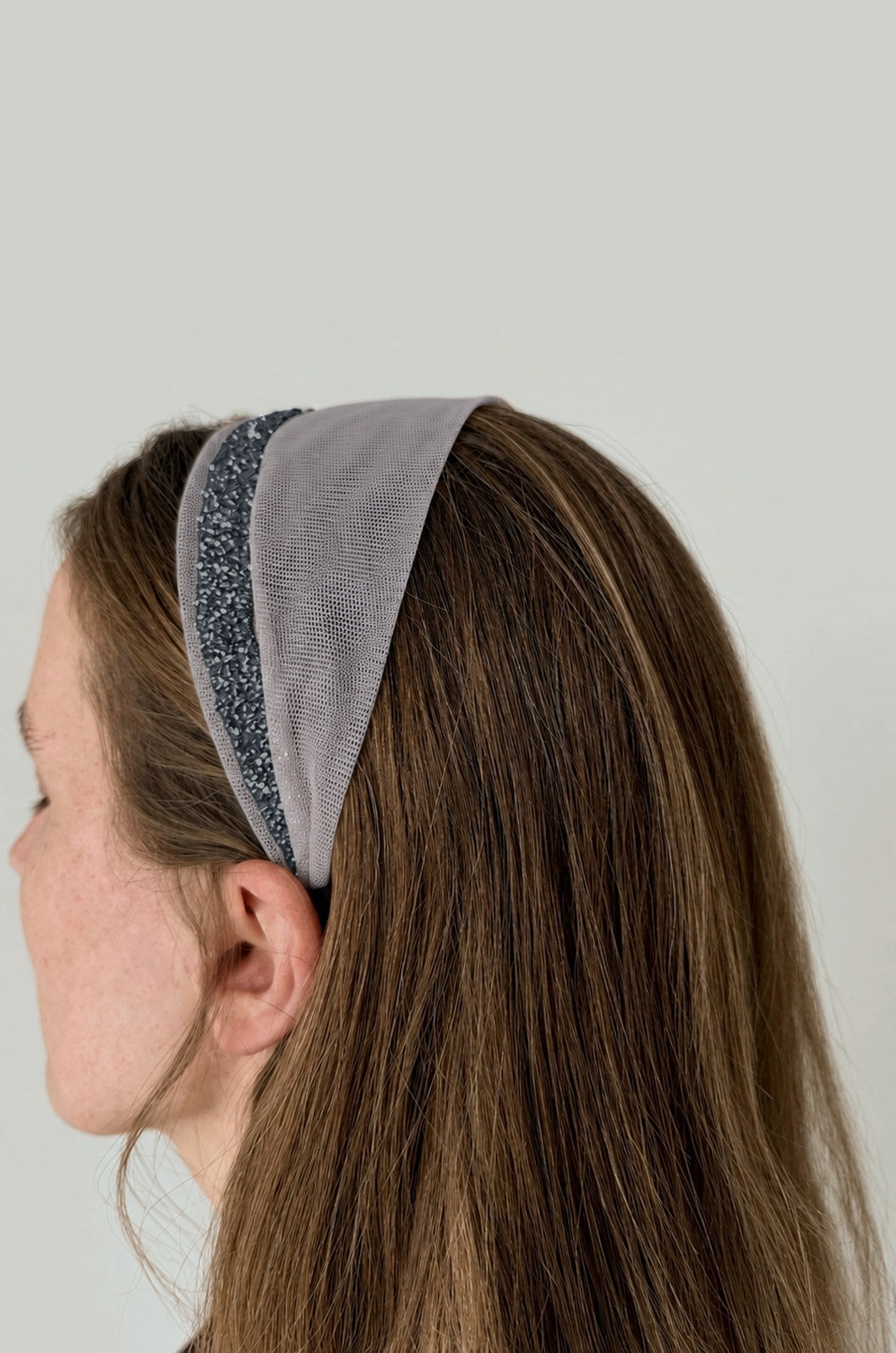 Cordeluta in fata Tulle cu sclipici, culoare Toupe 63, sclipici gri, pe cap