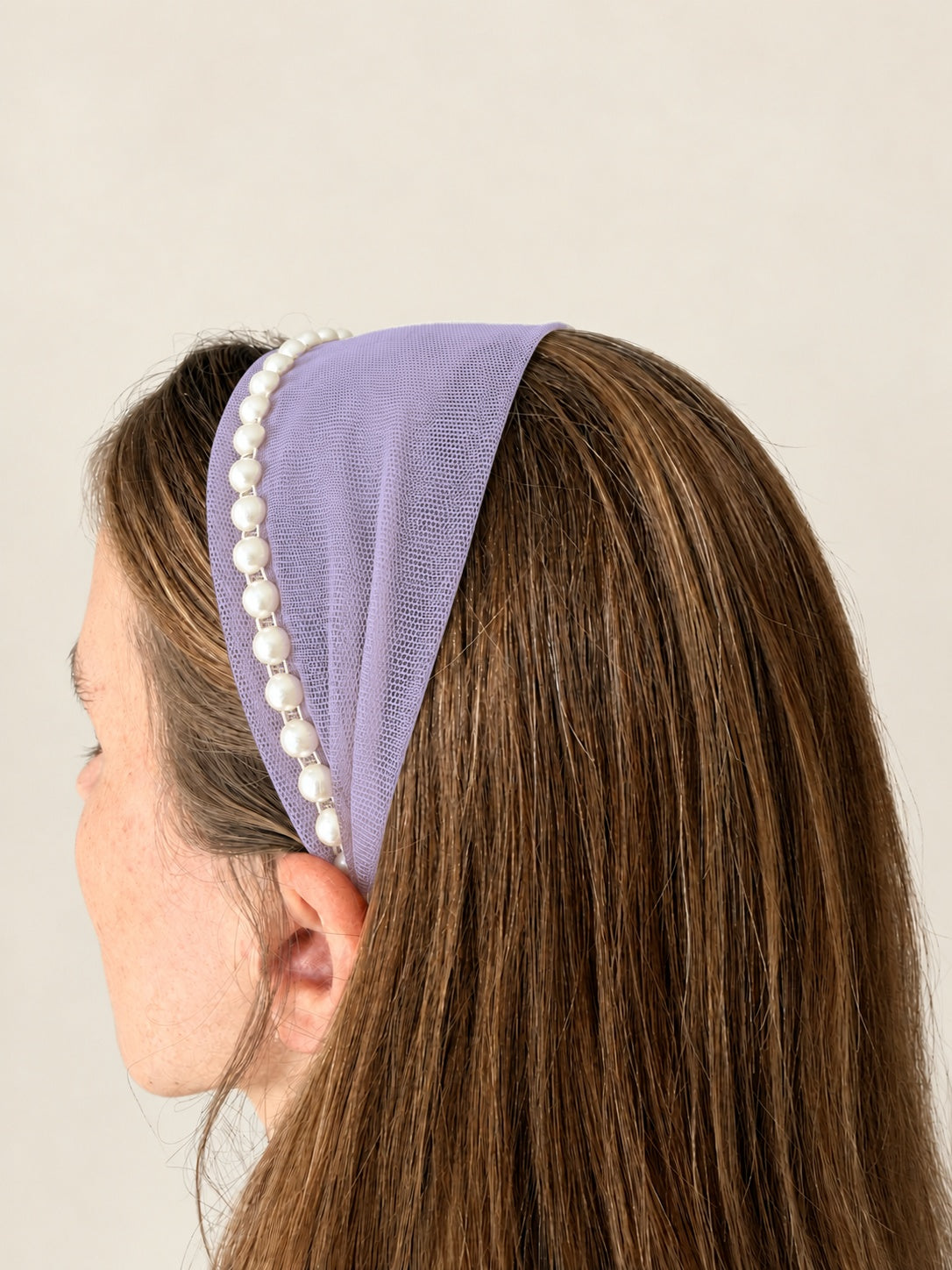 Cordeluta in fata Tulle cu perle, culoare Mov Deschis 65, perle albe, pe cap
