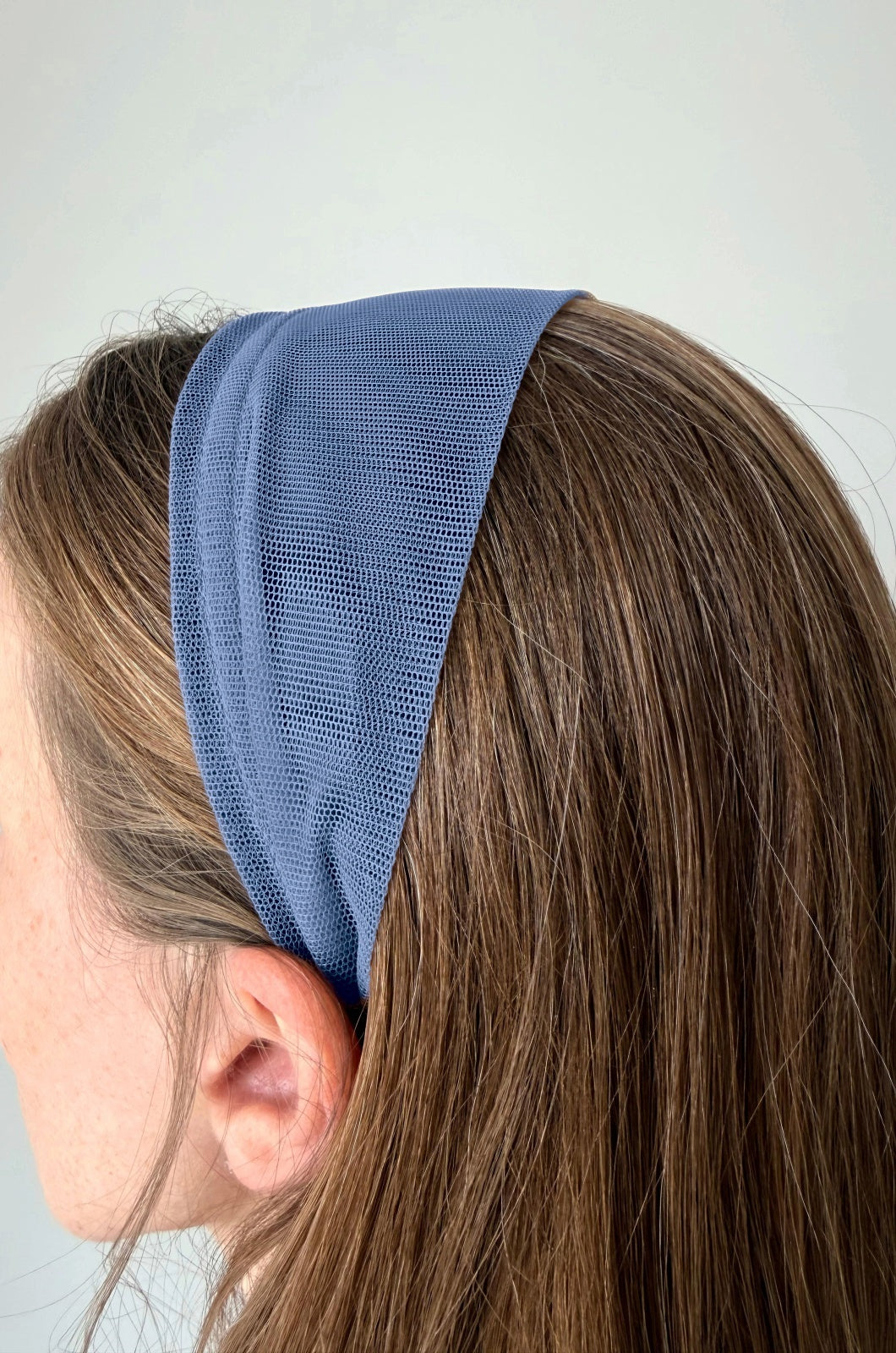 Cordeluta in fata Tulle, culoare Albastru 66, pe cap
