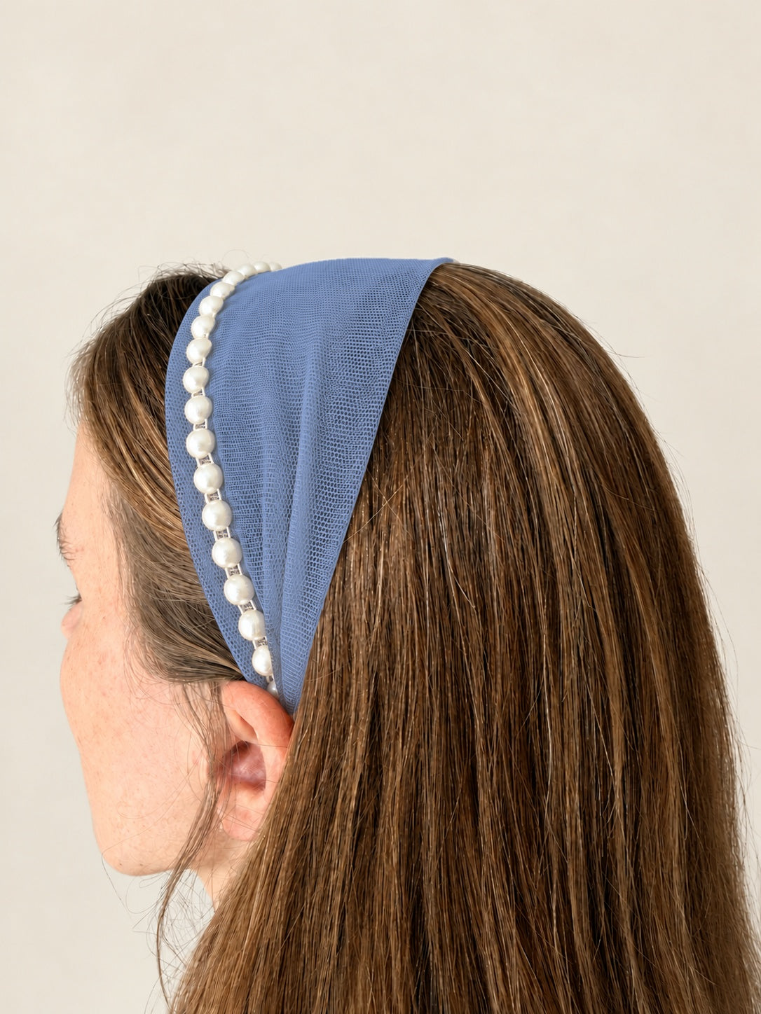 Cordeluta in fata Tulle cu perle, culoare Albastru 66, perle albe, pe cap