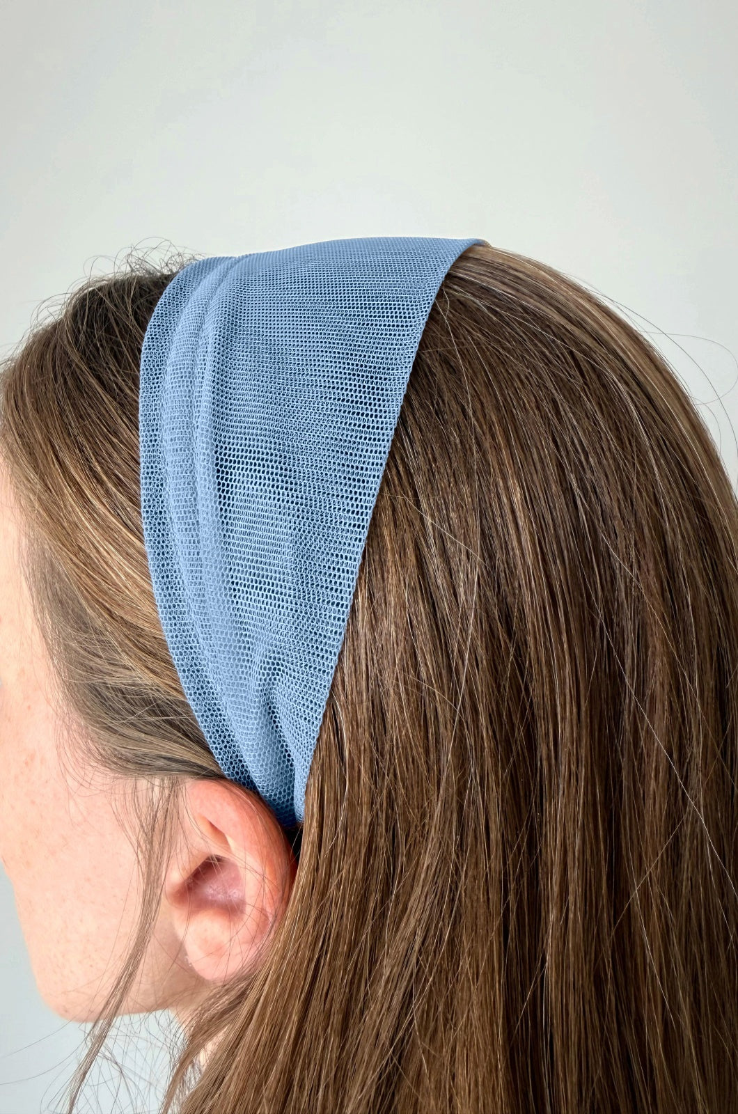Cordeluta in fata Tulle, culoare Albastru deschis 67, pe cap