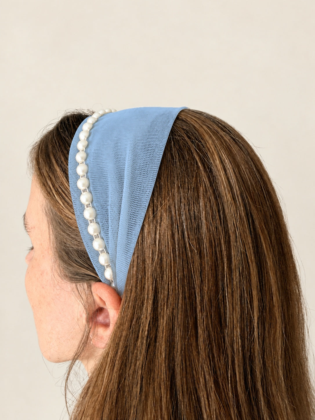Cordeluta in fata Tulle cu perle, culoare Albastru deschis 67, perle albe, pe cap