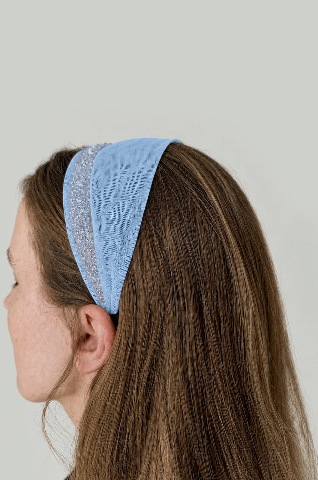 Cordeluta in fata Tulle cu sclipici, culoare Albastru deschis 67, sclipici alb transparent, pe cap