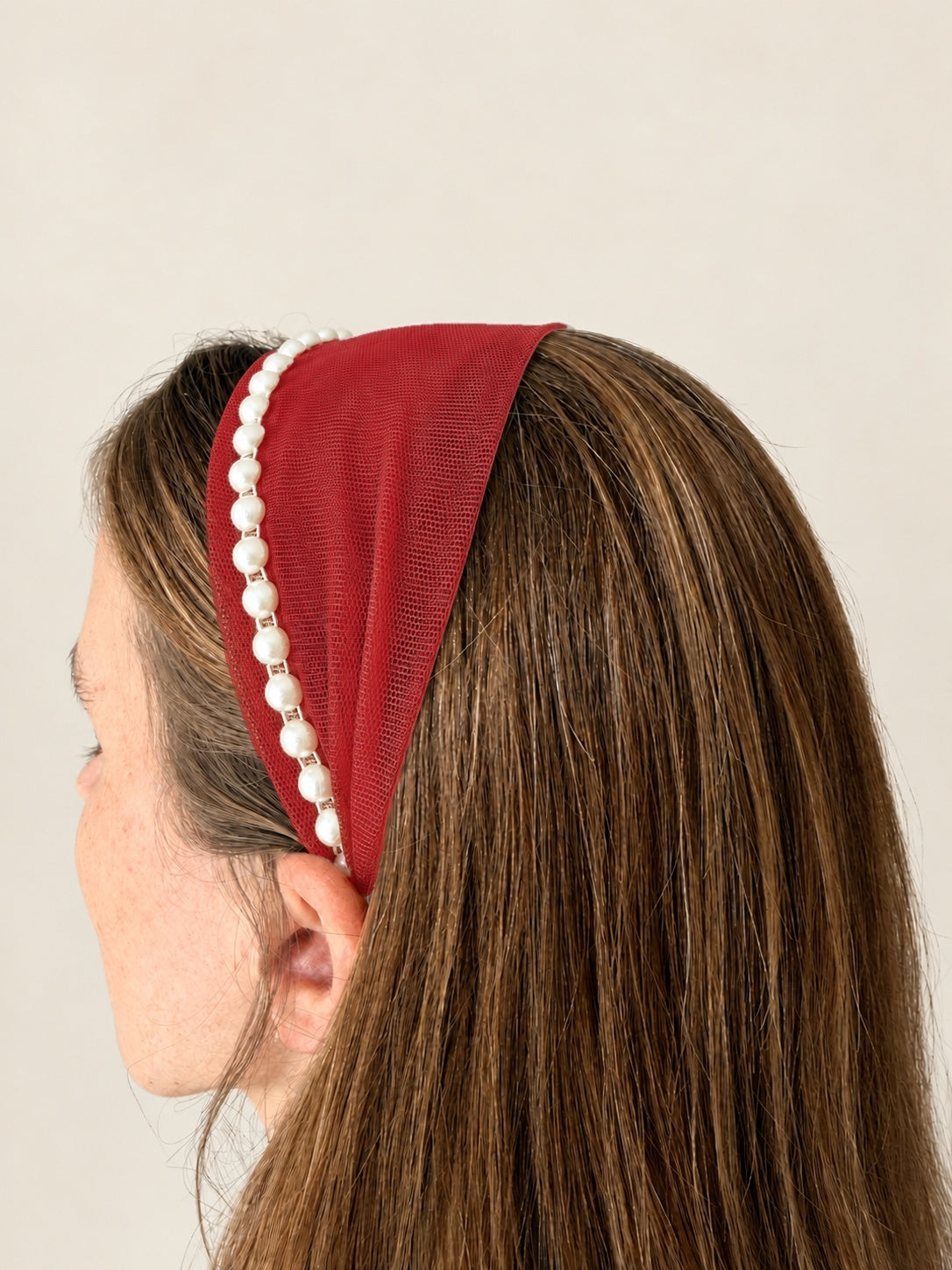 Cordeluta in fata Tulle cu perle, culoare Rosu 69, perle albe, pe cap
