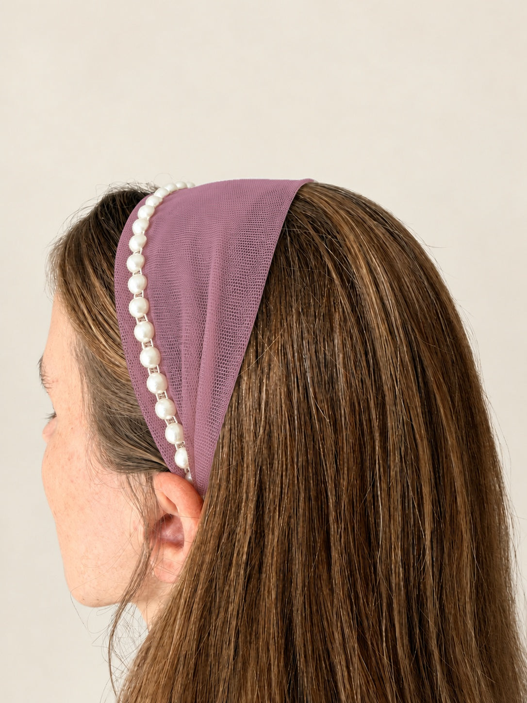 Cordeluta in fata Tulle cu perle, culoare Roz 70, perle albe, pe cap