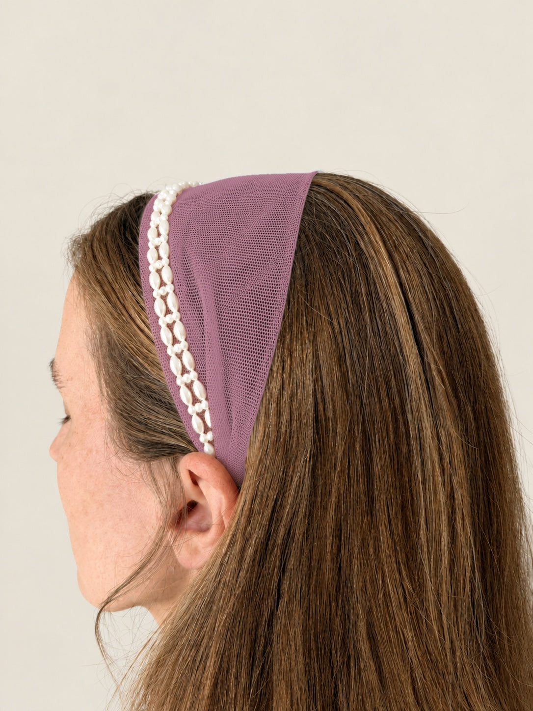 Cordeluta in fata Tulle cu perle, culoare Roz 70, perle duble albe, pe cap