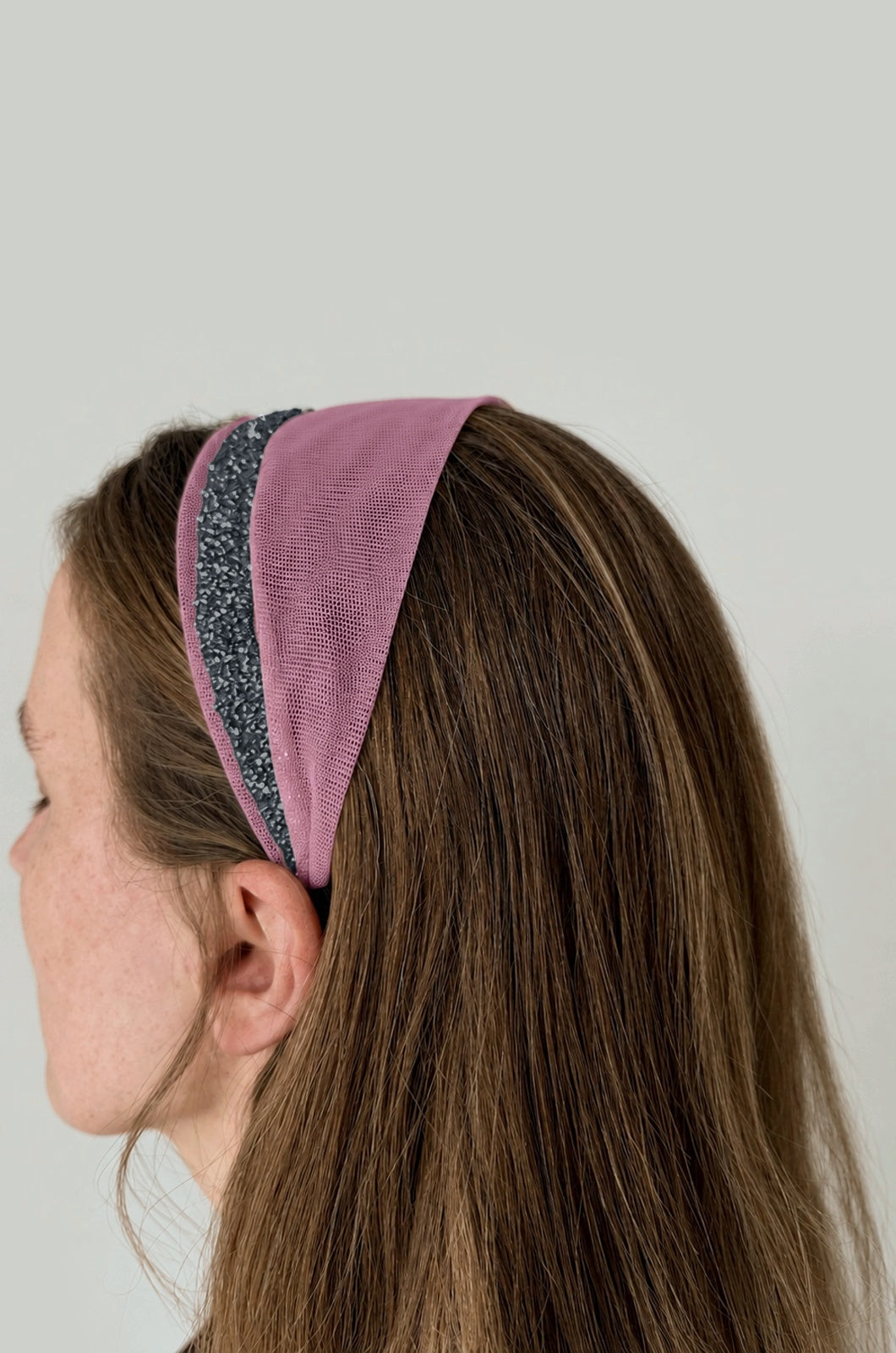 Cordeluta in fata Tulle cu sclipici, culoare Roz 70, sclipici gri, pe cap