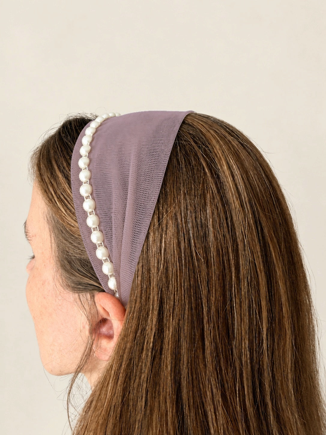 Cordeluta in fata Tulle cu perle, culoare Roz pudra 71, perle albe, pe cap